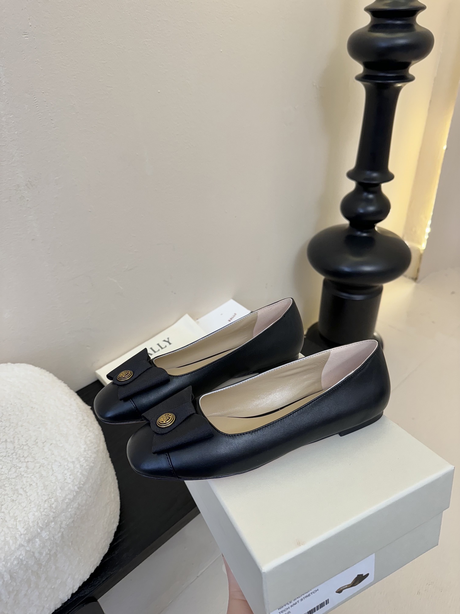 
Bally 芭利 25ss春夏新款 织带蝴蝶结 扣饰 粗跟 单鞋

款式新颖别致，采用方形头型设计 配