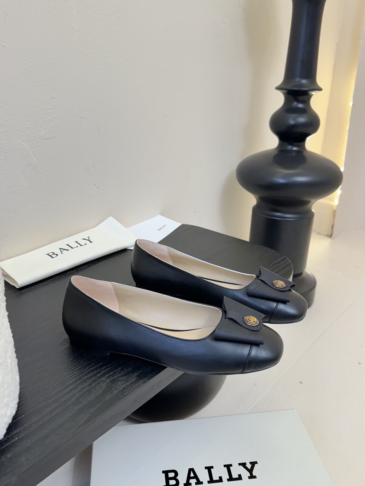 
Bally 芭利 25ss春夏新款 织带蝴蝶结 扣饰 粗跟 单鞋

款式新颖别致，采用方形头型设计 配