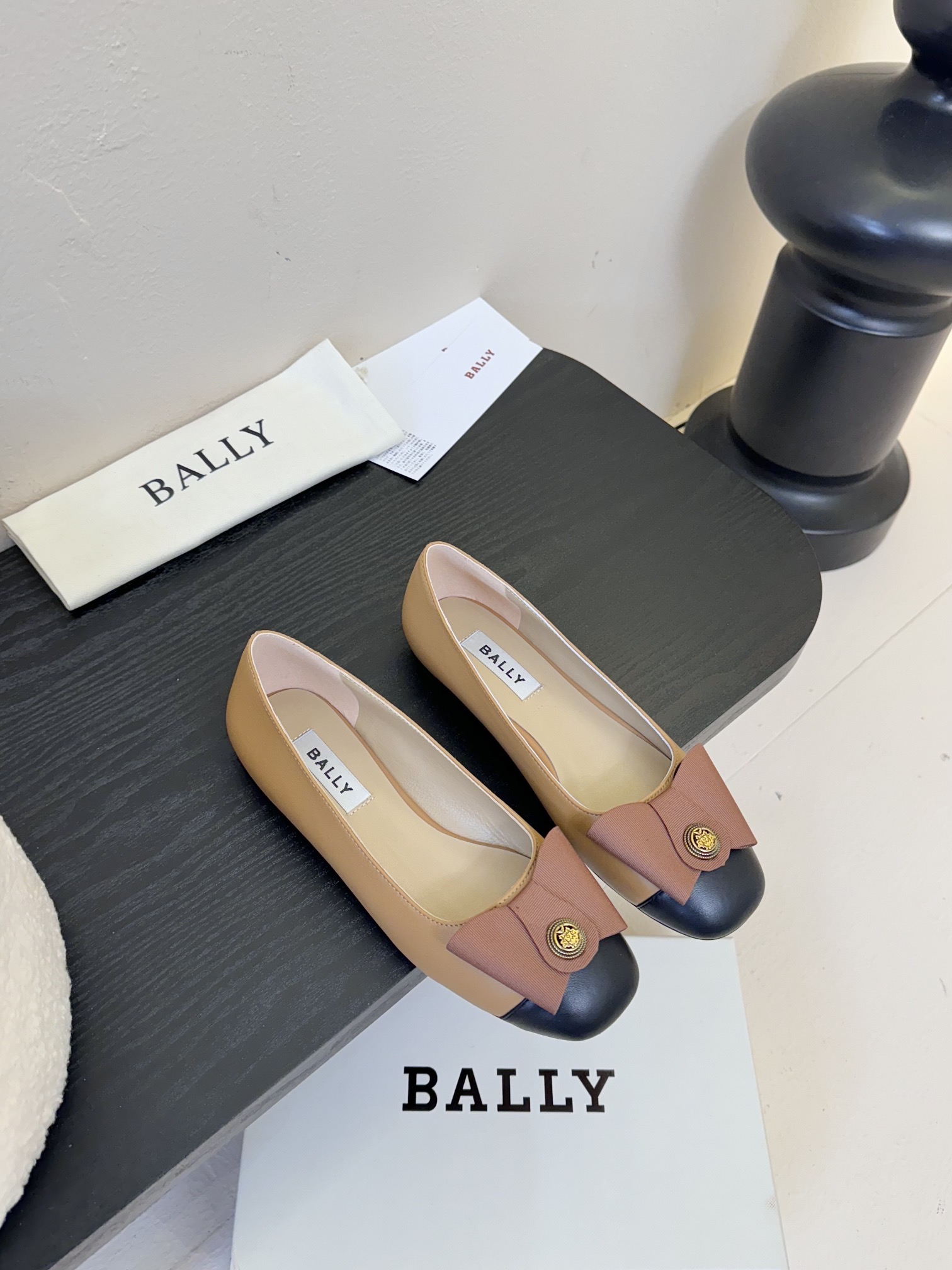 
Bally 芭利 25ss春夏新款 织带蝴蝶结 扣饰 粗跟 单鞋

款式新颖别致，采用方形头型设计 配