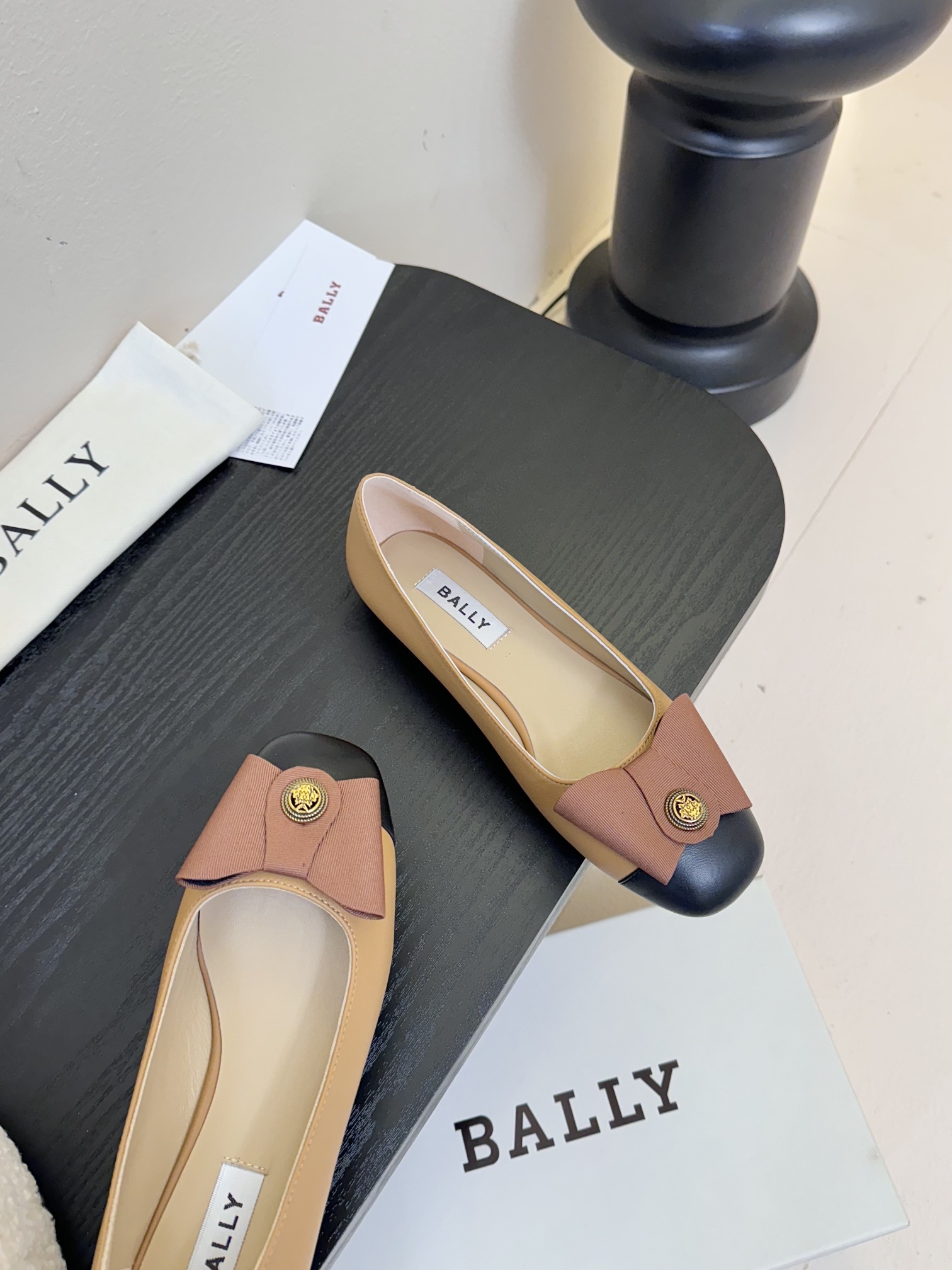 
Bally 芭利 25ss春夏新款 织带蝴蝶结 扣饰 粗跟 单鞋

款式新颖别致，采用方形头型设计 配