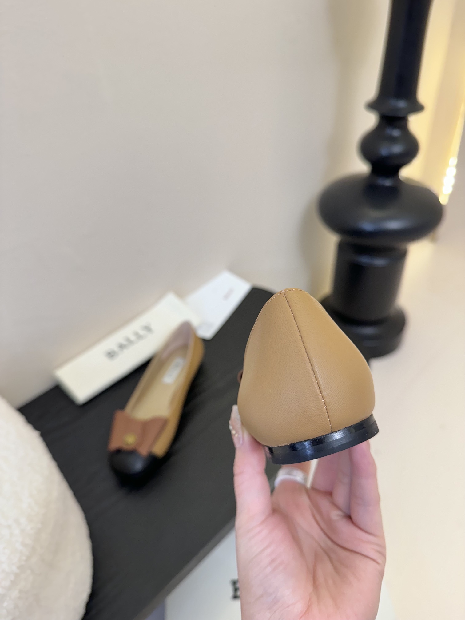 
Bally 芭利 25ss春夏新款 织带蝴蝶结 扣饰 粗跟 单鞋

款式新颖别致，采用方形头型设计 配