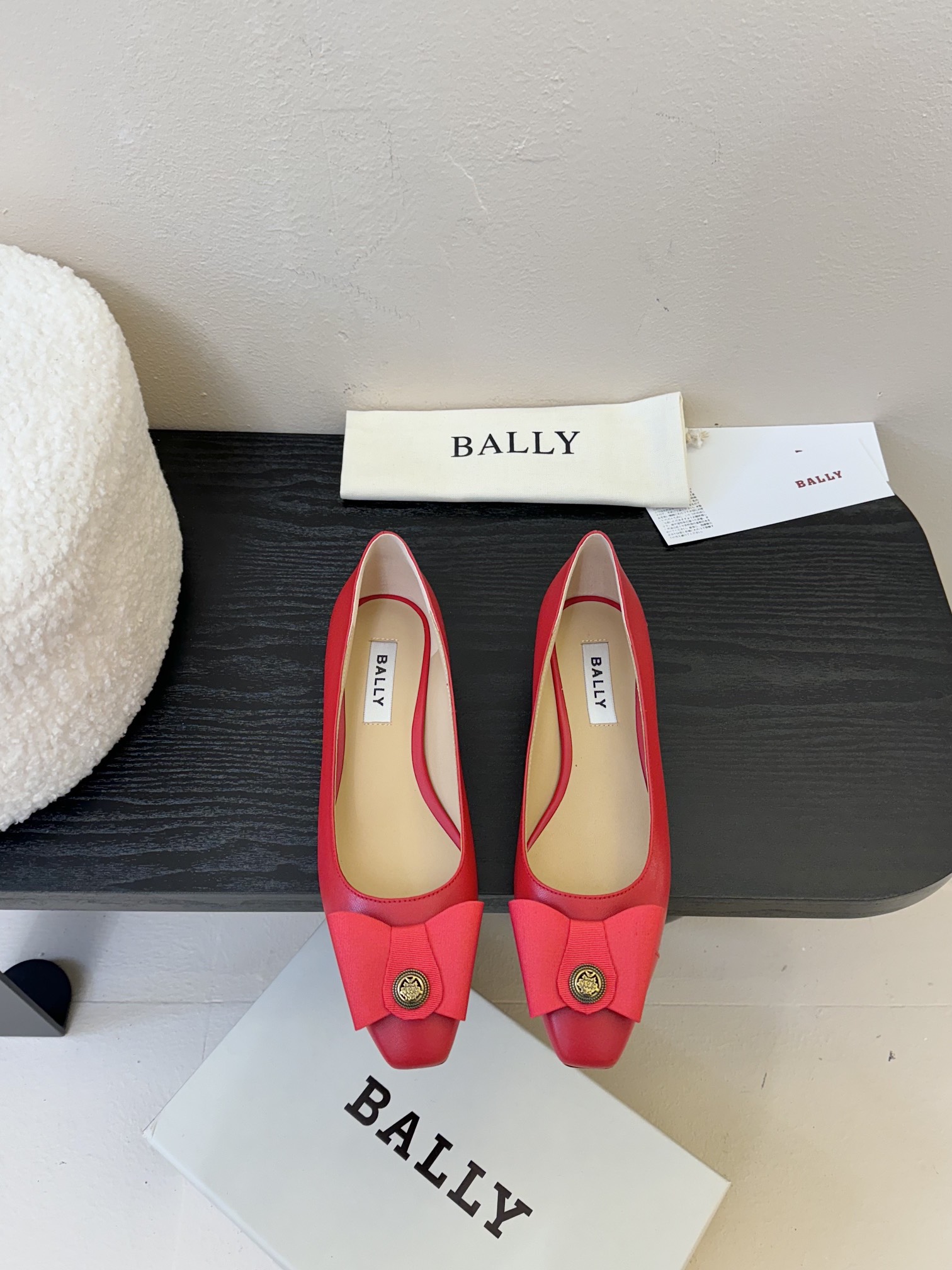 
Bally 芭利 25ss春夏新款 织带蝴蝶结 扣饰 粗跟 单鞋

款式新颖别致，采用方形头型设计 配