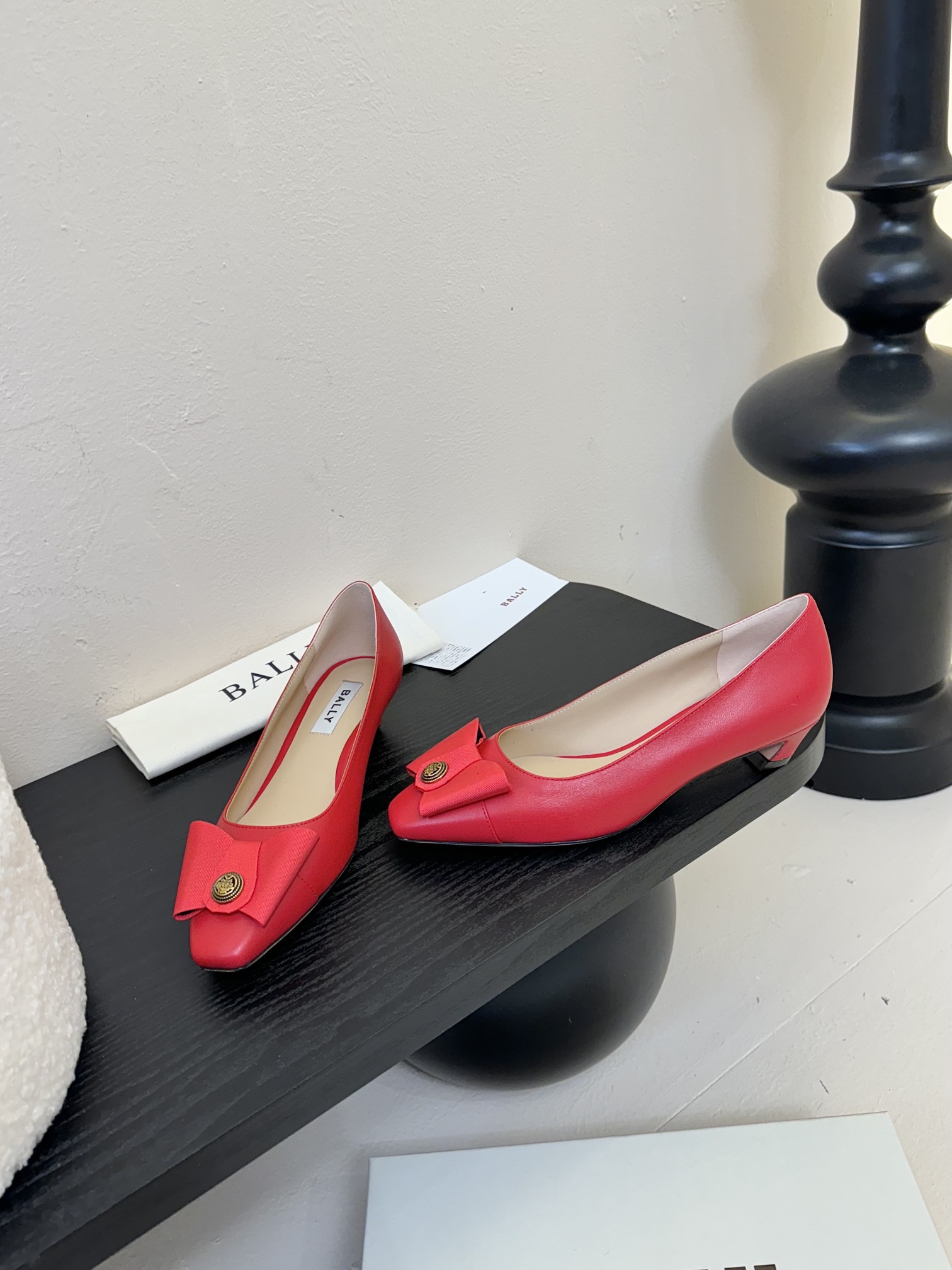 
Bally 芭利 25ss春夏新款 织带蝴蝶结 扣饰 粗跟 单鞋

款式新颖别致，采用方形头型设计 配