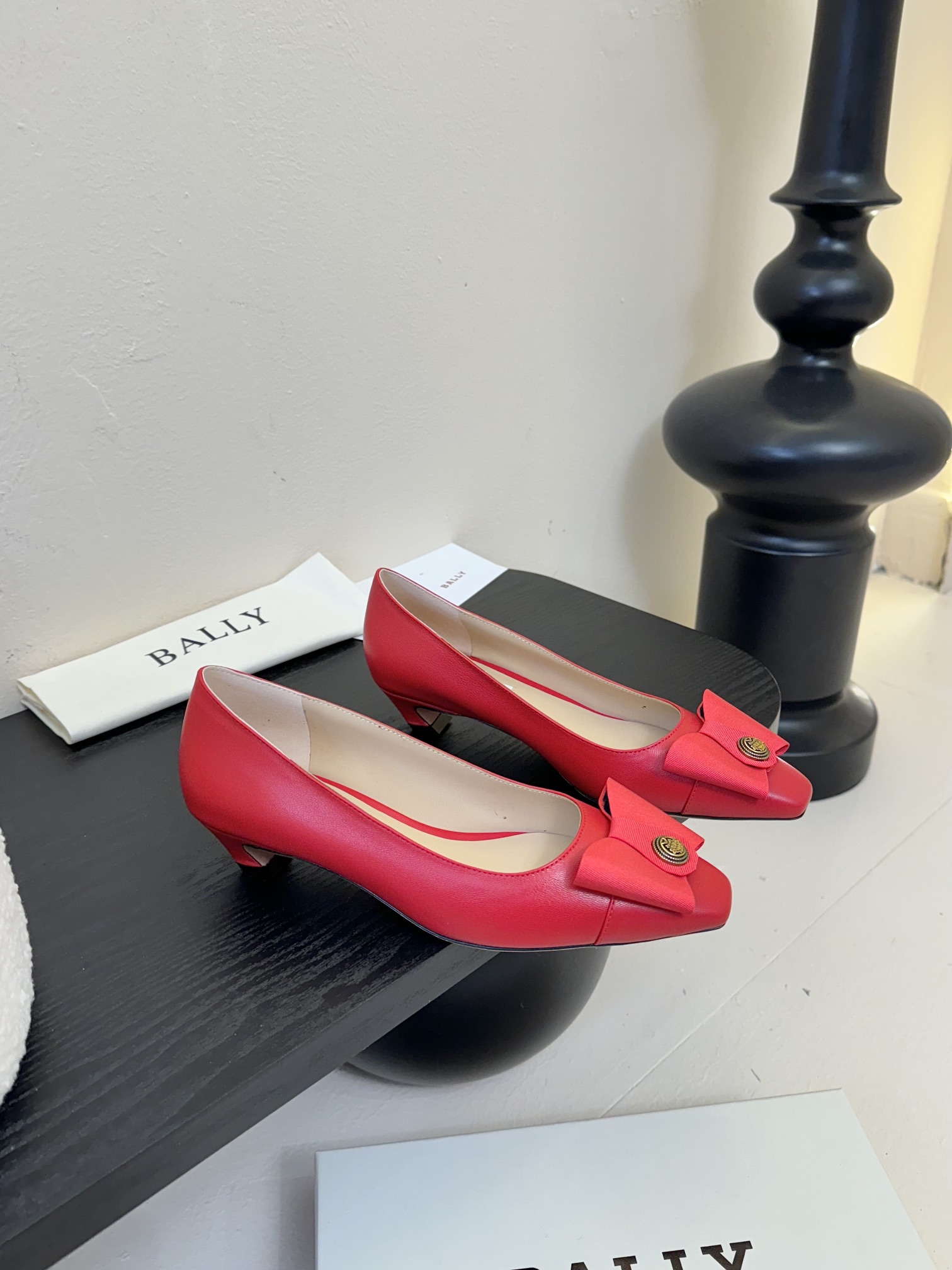
Bally 芭利 25ss春夏新款 织带蝴蝶结 扣饰 粗跟 单鞋

款式新颖别致，采用方形头型设计 配