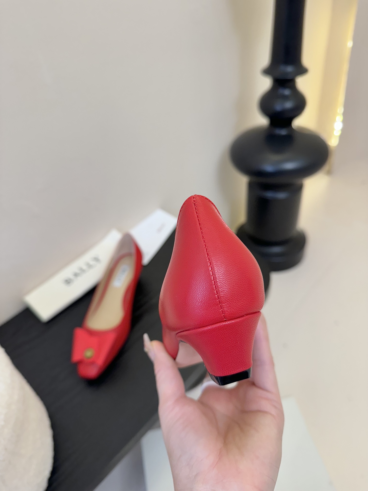 
Bally 芭利 25ss春夏新款 织带蝴蝶结 扣饰 粗跟 单鞋

款式新颖别致，采用方形头型设计 配