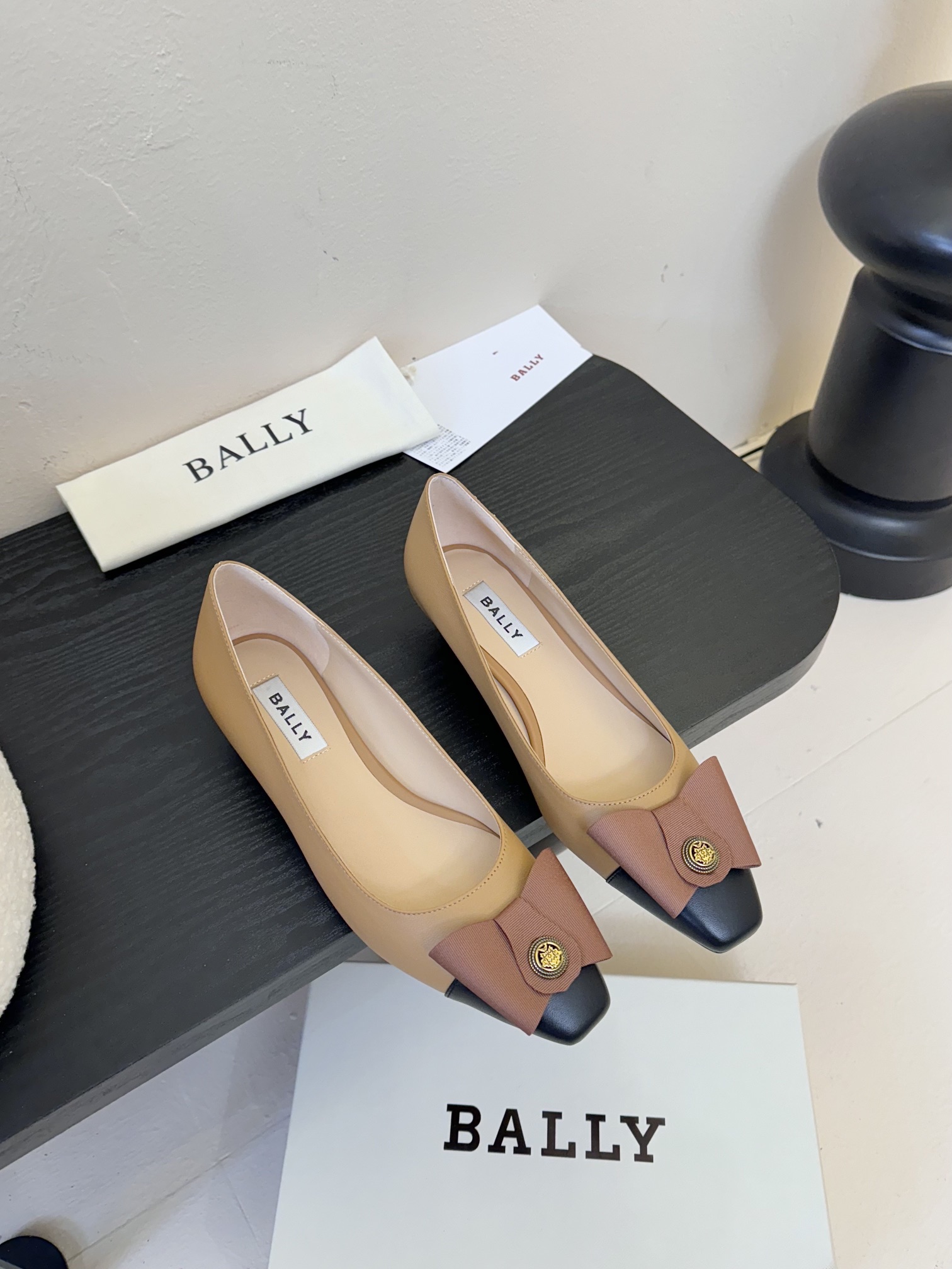 
Bally 芭利 25ss春夏新款 织带蝴蝶结 扣饰 粗跟 单鞋

款式新颖别致，采用方形头型设计 配