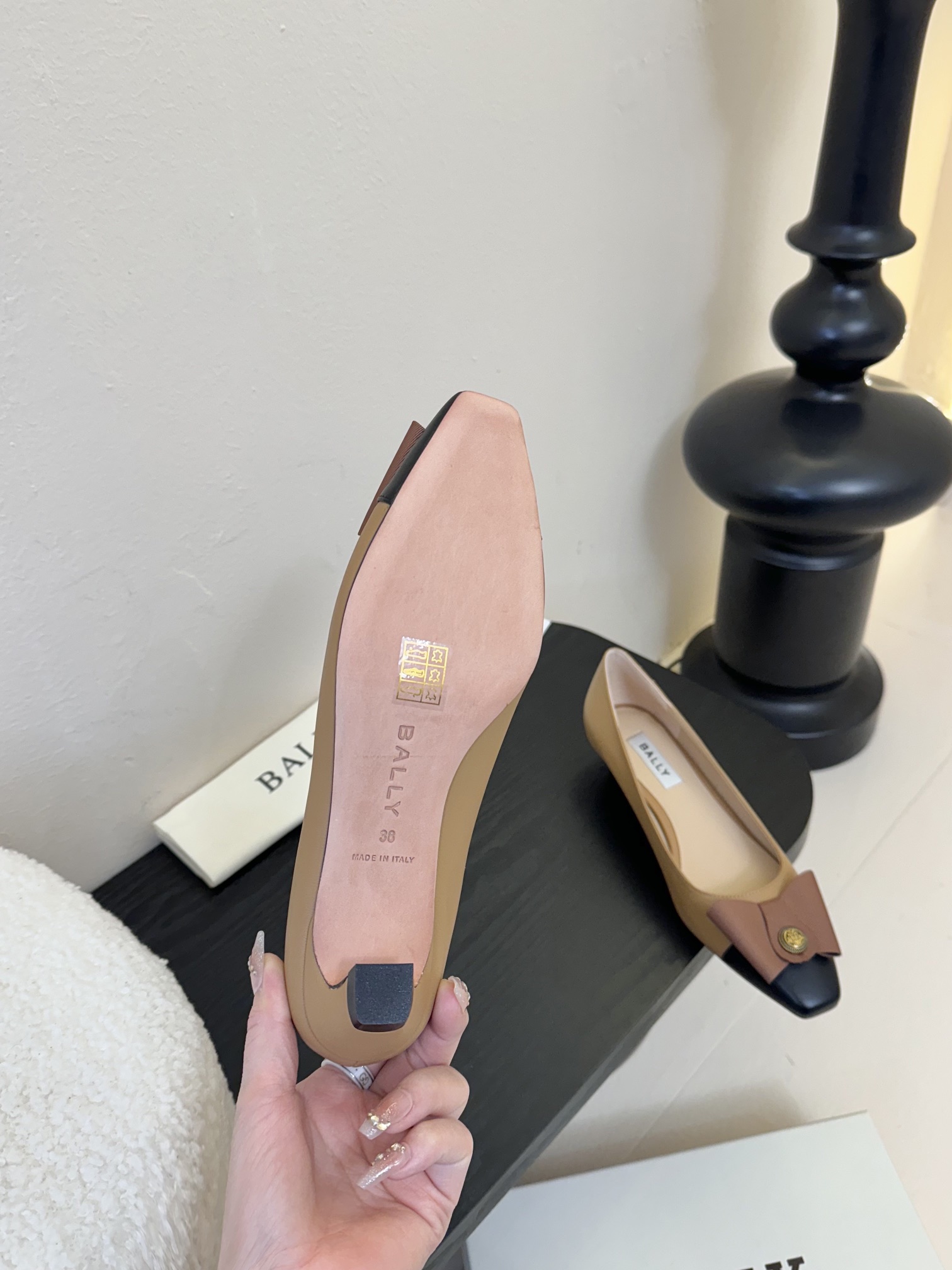 
Bally 芭利 25ss春夏新款 织带蝴蝶结 扣饰 粗跟 单鞋

款式新颖别致，采用方形头型设计 配