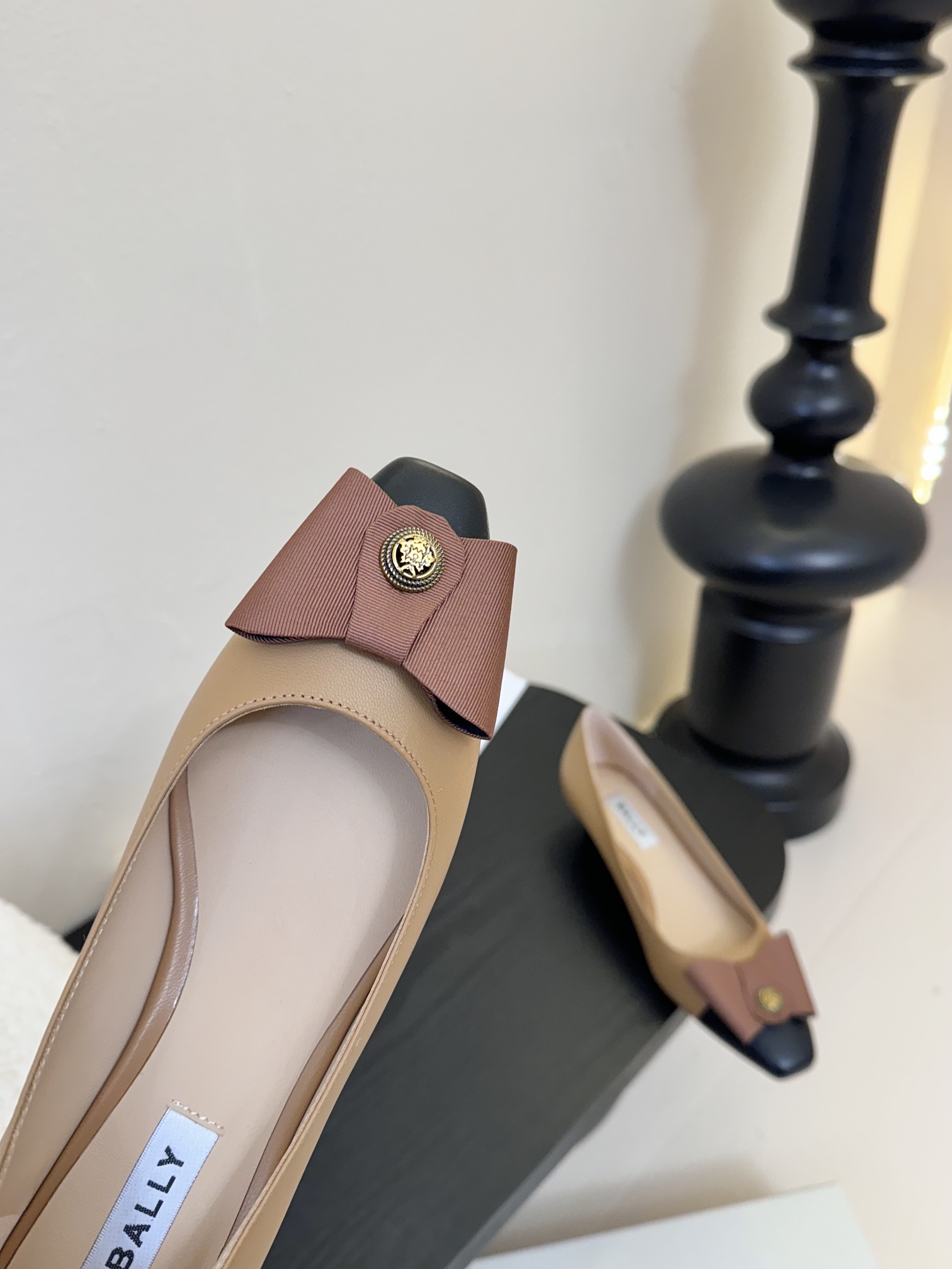 
Bally 芭利 25ss春夏新款 织带蝴蝶结 扣饰 粗跟 单鞋

款式新颖别致，采用方形头型设计 配