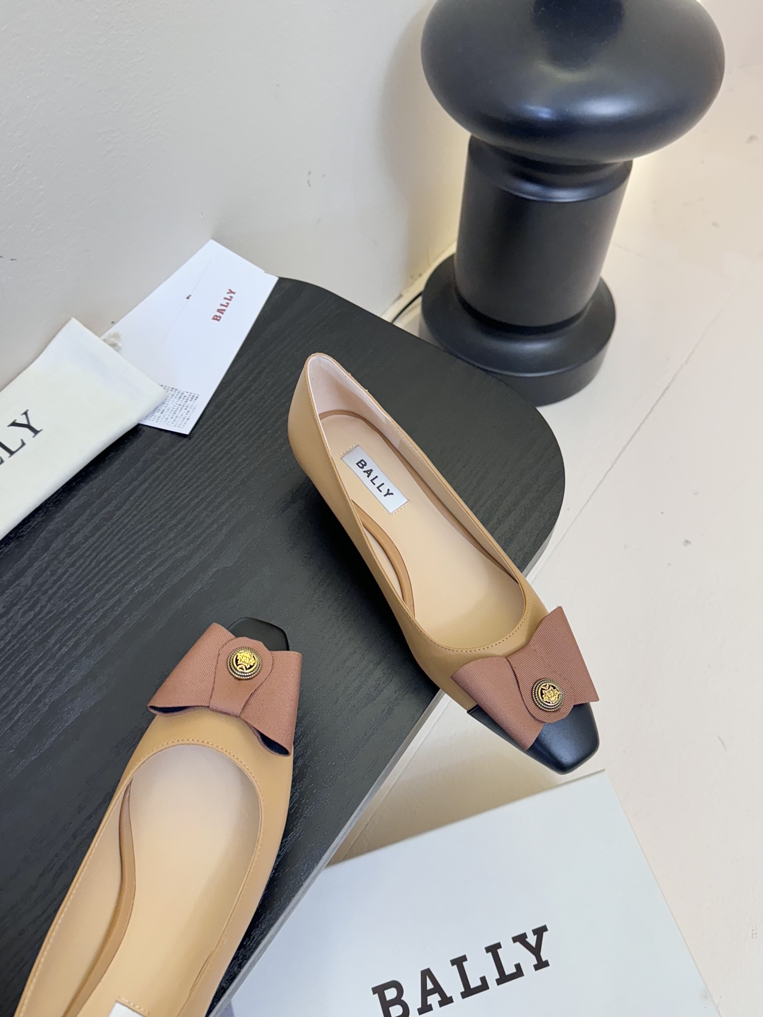 
Bally 芭利 25ss春夏新款 织带蝴蝶结 扣饰 粗跟 单鞋

款式新颖别致，采用方形头型设计 配