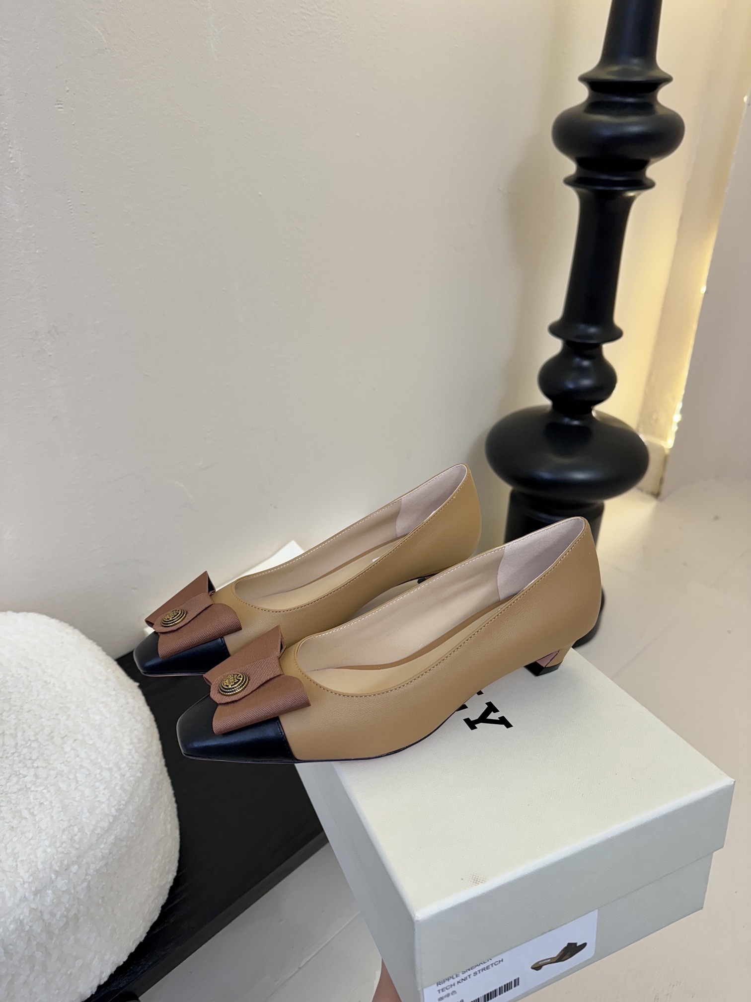 
Bally 芭利 25ss春夏新款 织带蝴蝶结 扣饰 粗跟 单鞋

款式新颖别致，采用方形头型设计 配