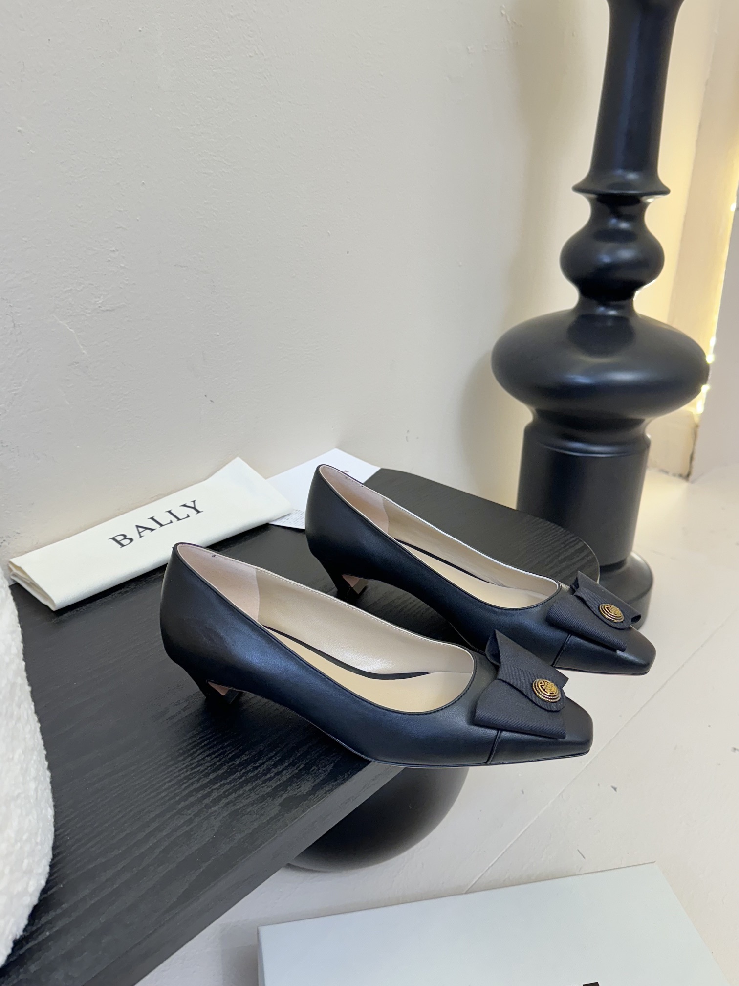 
Bally 芭利 25ss春夏新款 织带蝴蝶结 扣饰 粗跟 单鞋

款式新颖别致，采用方形头型设计 配