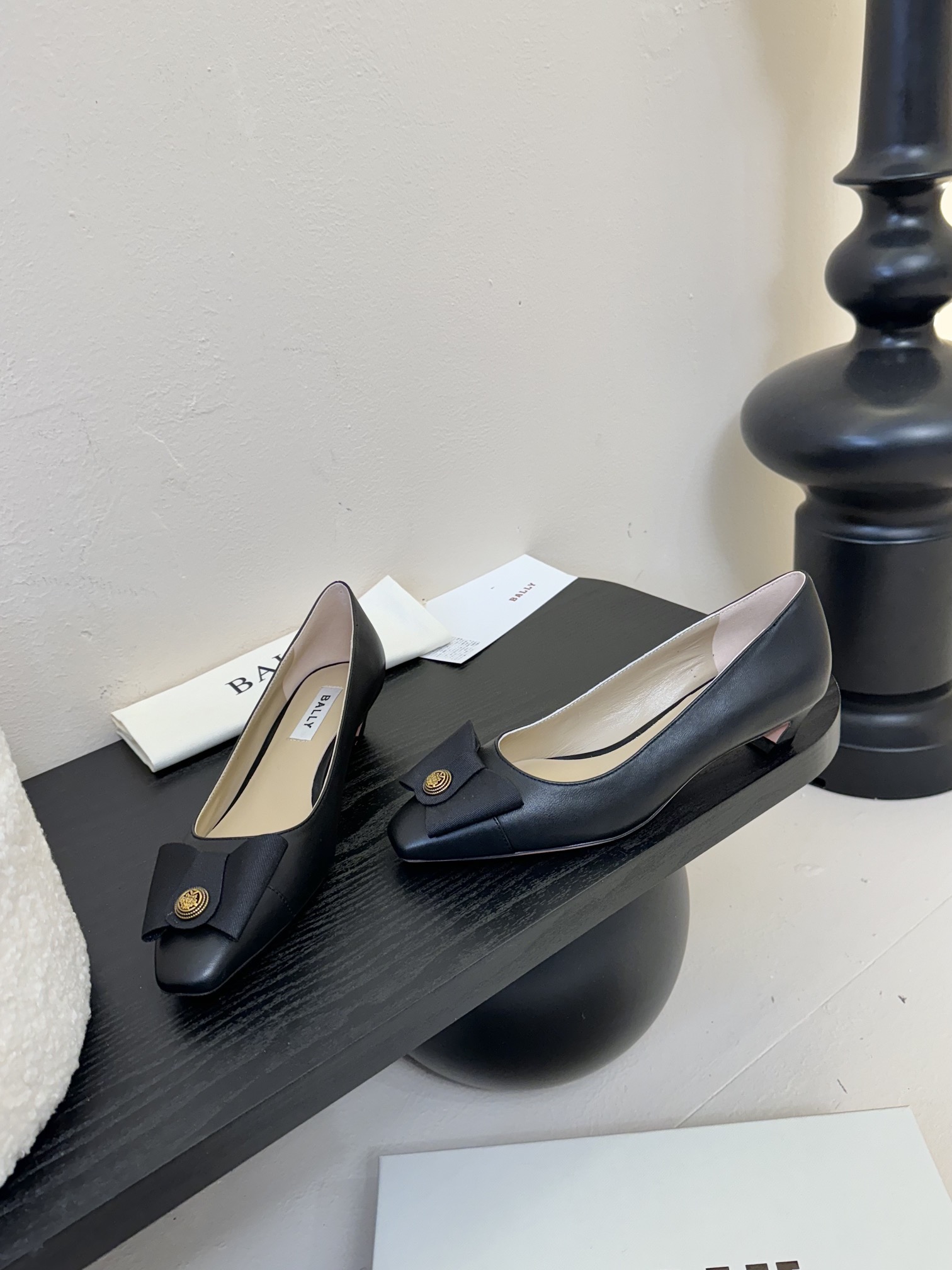 
Bally 芭利 25ss春夏新款 织带蝴蝶结 扣饰 粗跟 单鞋

款式新颖别致，采用方形头型设计 配