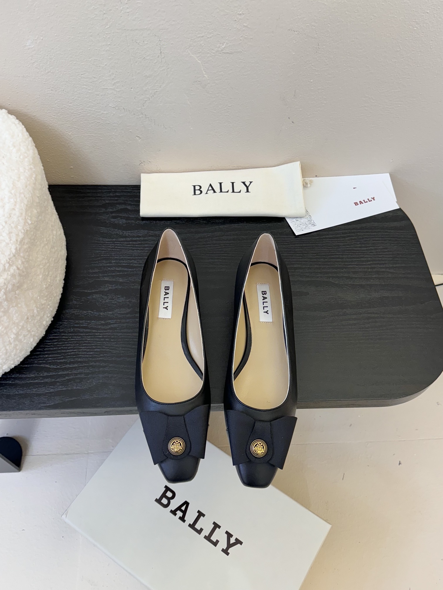 
Bally 芭利 25ss春夏新款 织带蝴蝶结 扣饰 粗跟 单鞋

款式新颖别致，采用方形头型设计 配