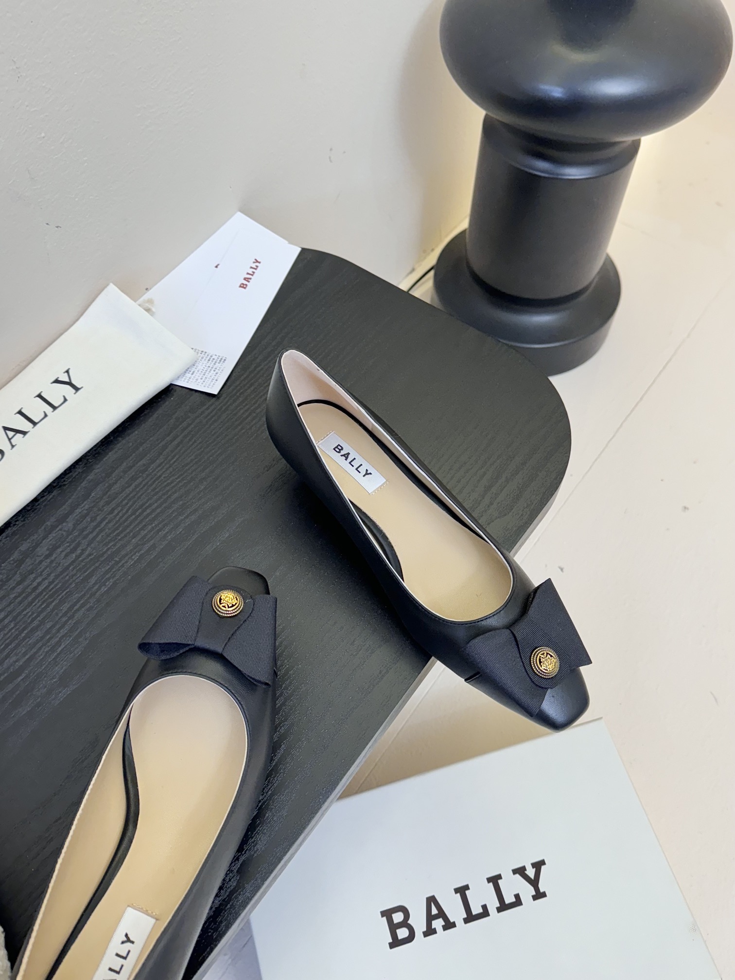 
Bally 芭利 25ss春夏新款 织带蝴蝶结 扣饰 粗跟 单鞋

款式新颖别致，采用方形头型设计 配