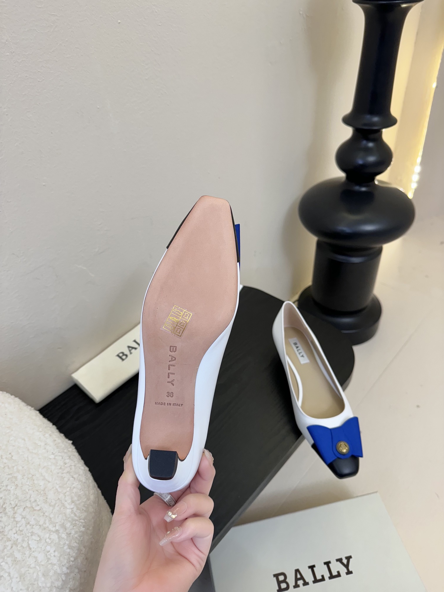 
Bally 芭利 25ss春夏新款 织带蝴蝶结 扣饰 粗跟 单鞋

款式新颖别致，采用方形头型设计 配