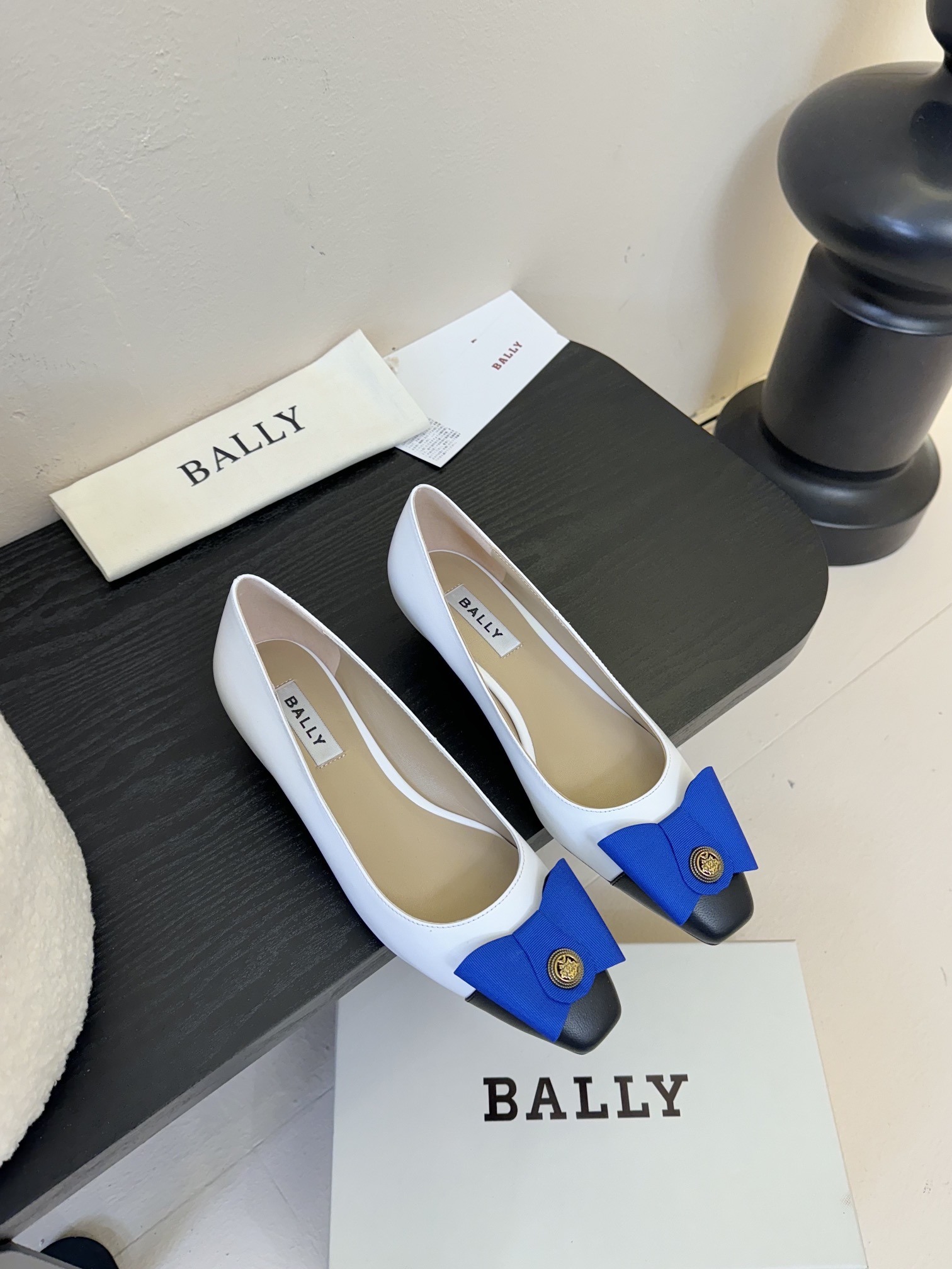 
Bally 芭利 25ss春夏新款 织带蝴蝶结 扣饰 粗跟 单鞋

款式新颖别致，采用方形头型设计 配