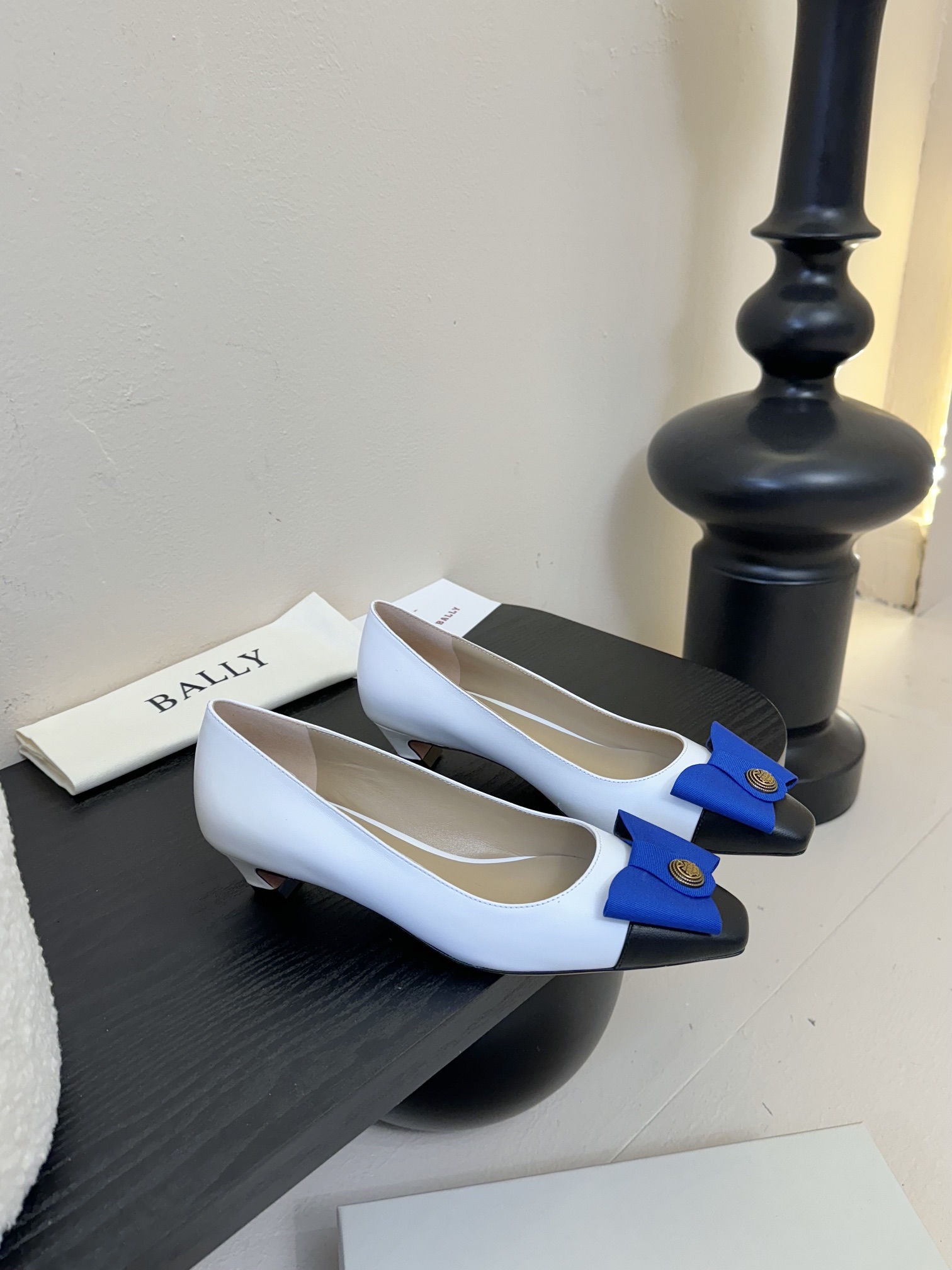 
Bally 芭利 25ss春夏新款 织带蝴蝶结 扣饰 粗跟 单鞋

款式新颖别致，采用方形头型设计 配