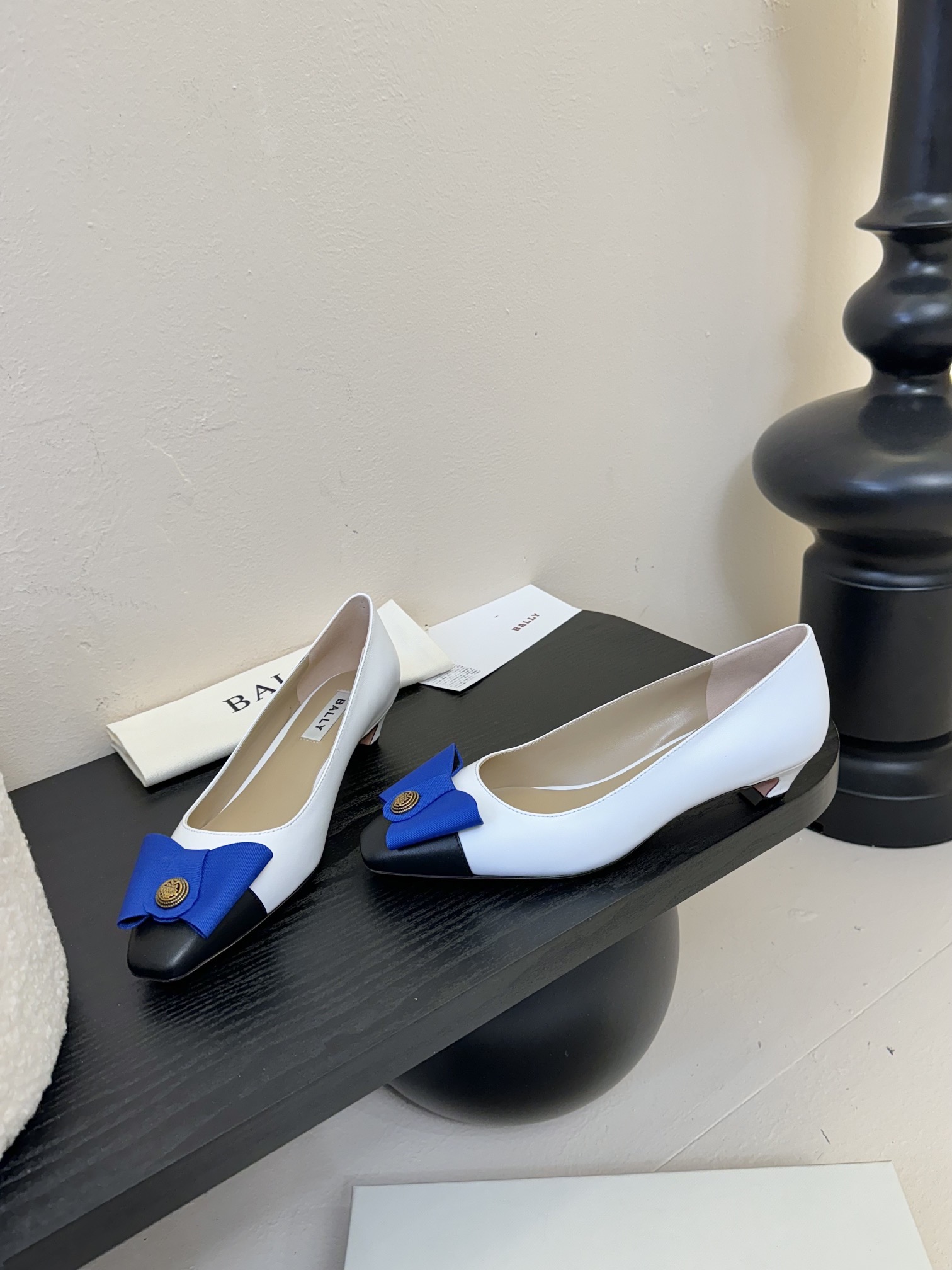 
Bally 芭利 25ss春夏新款 织带蝴蝶结 扣饰 粗跟 单鞋

款式新颖别致，采用方形头型设计 配