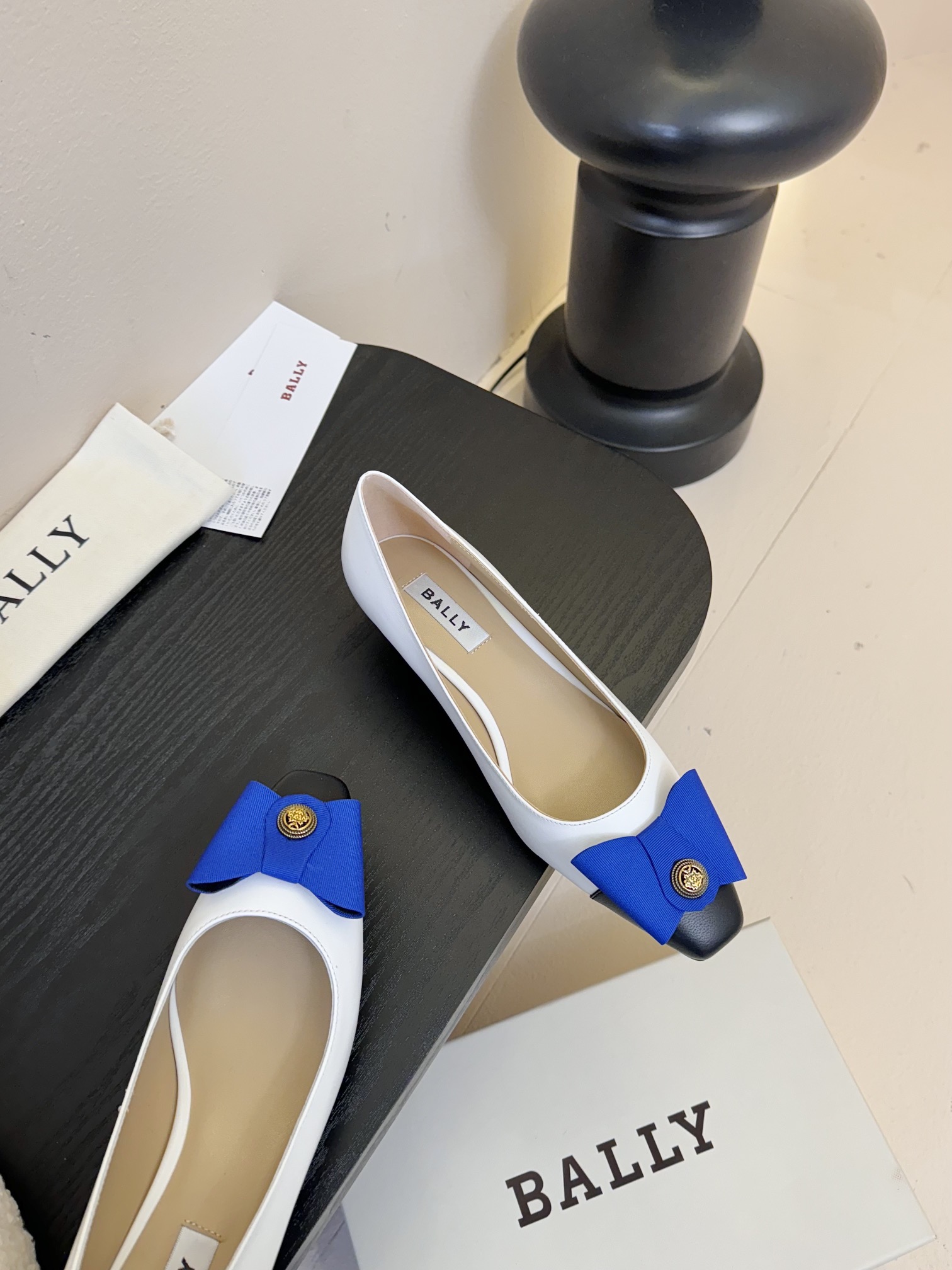 
Bally 芭利 25ss春夏新款 织带蝴蝶结 扣饰 粗跟 单鞋

款式新颖别致，采用方形头型设计 配
