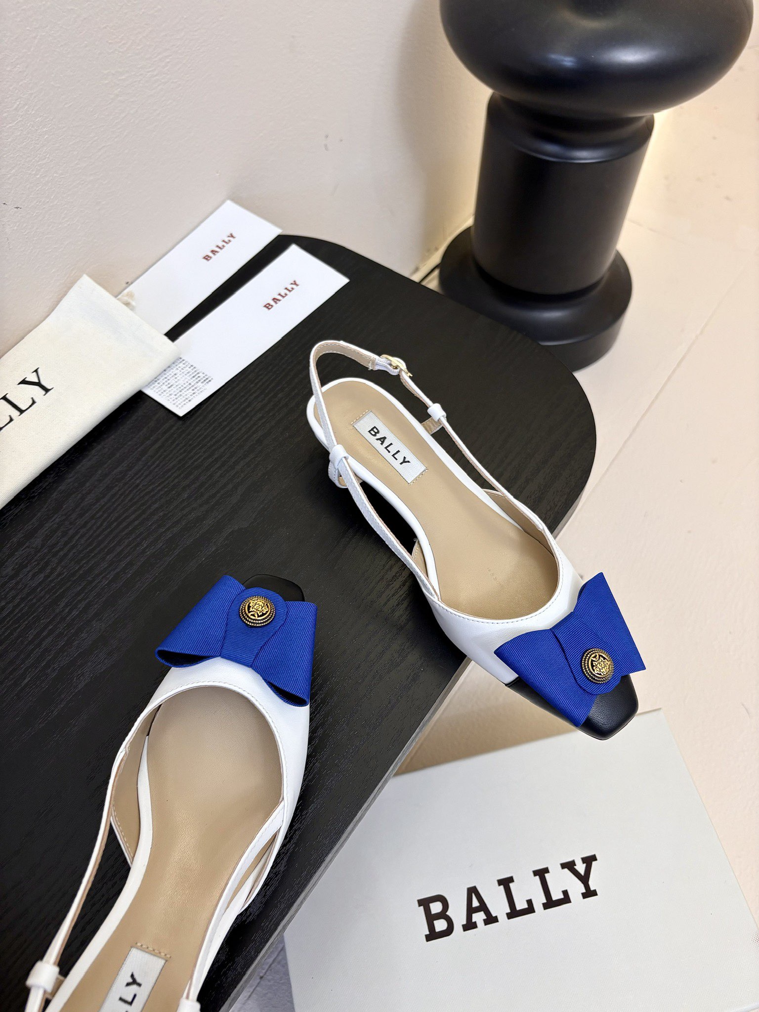 
Bally 芭利 25ss春夏新款 织带蝴蝶结 扣饰 粗跟 单鞋

款式新颖别致，采用方形头型设计 配