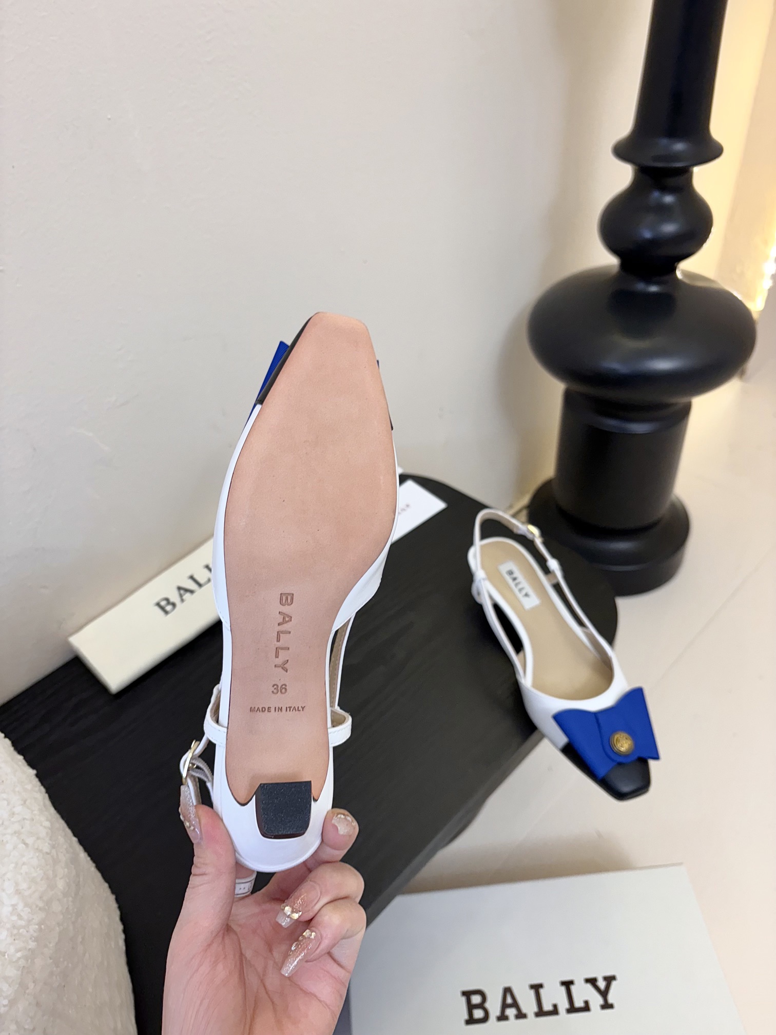 
Bally 芭利 25ss春夏新款 织带蝴蝶结 扣饰 粗跟 单鞋

款式新颖别致，采用方形头型设计 配