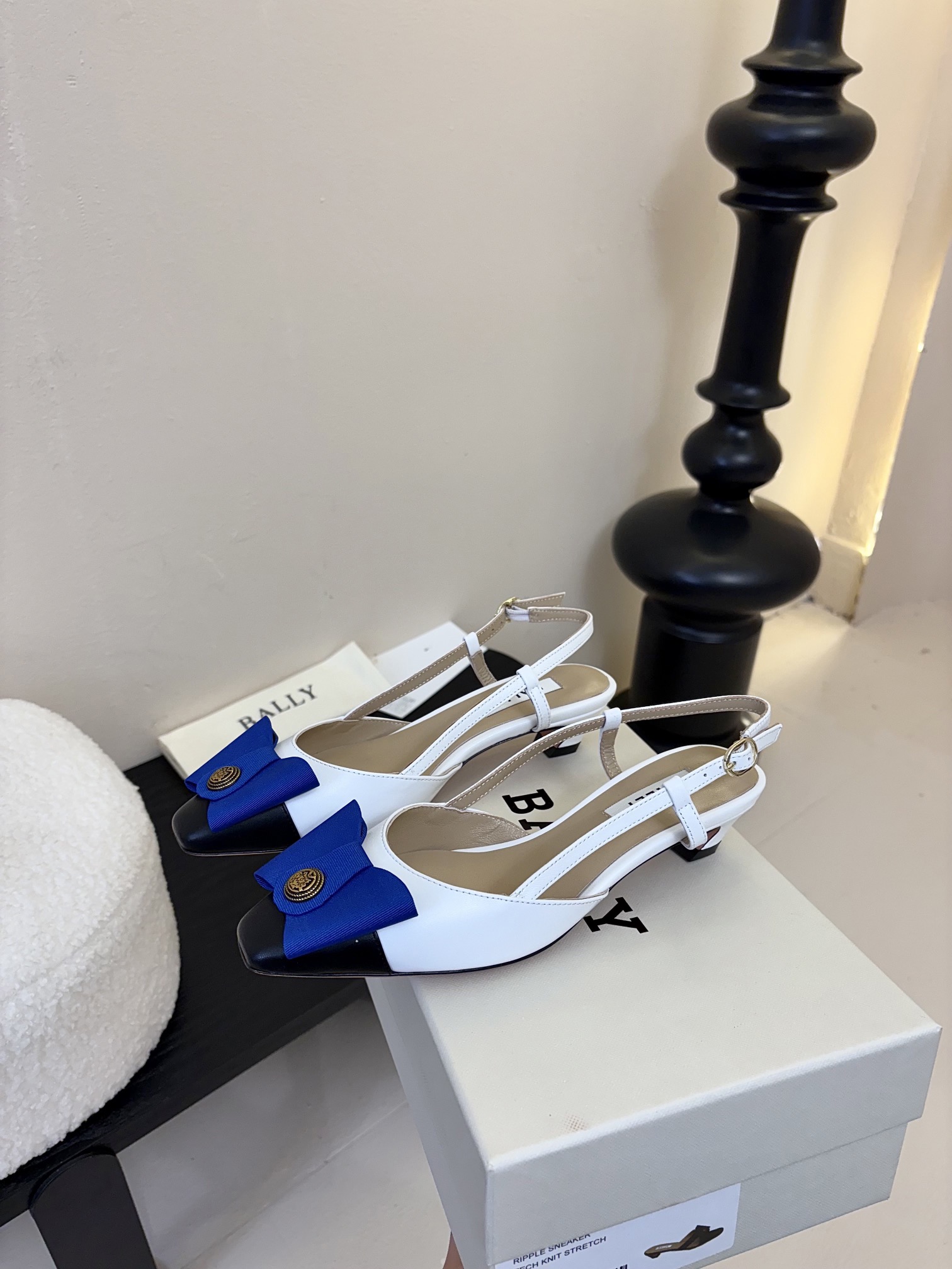 
Bally 芭利 25ss春夏新款 织带蝴蝶结 扣饰 粗跟 单鞋

款式新颖别致，采用方形头型设计 配