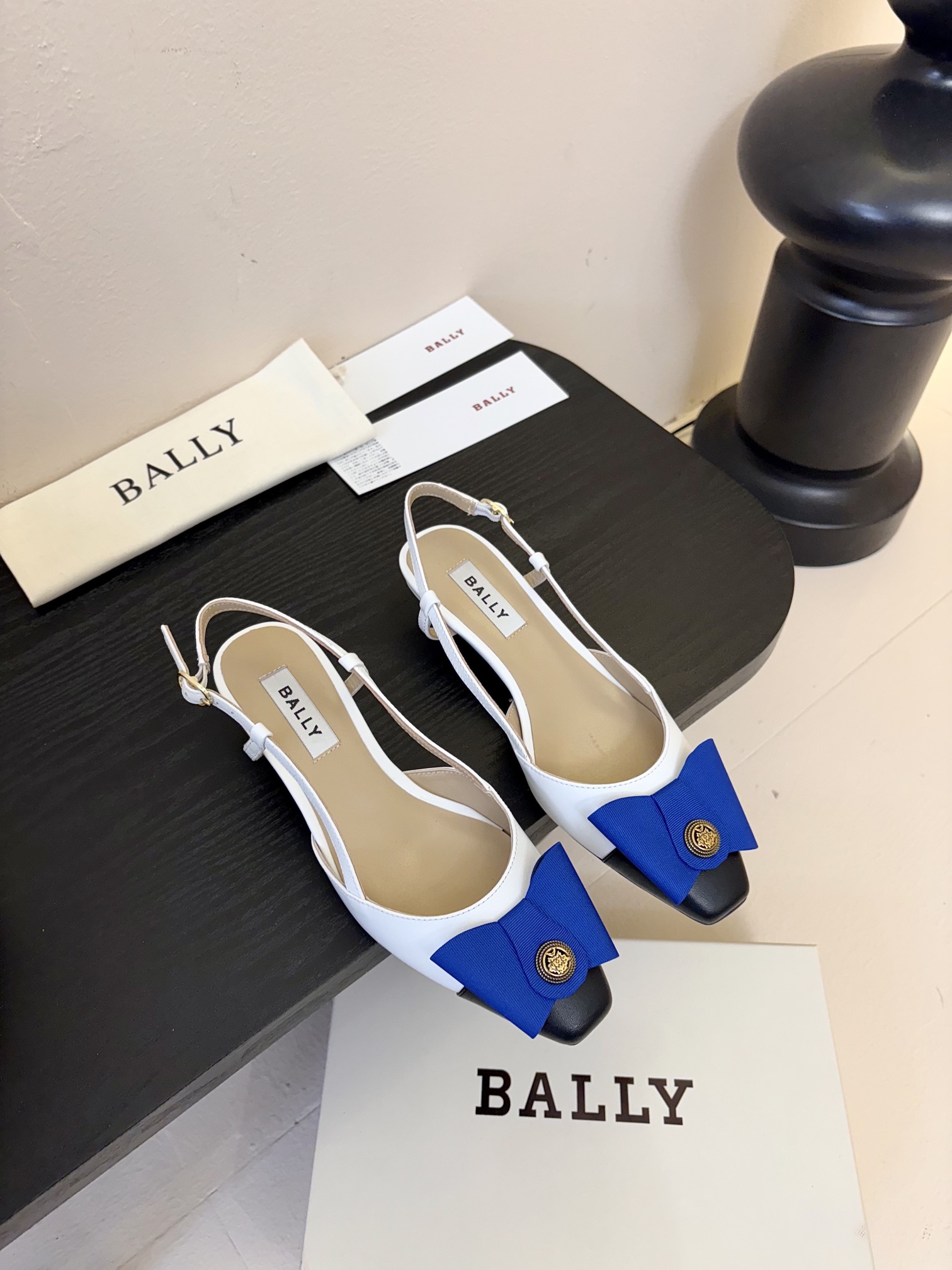 
Bally 芭利 25ss春夏新款 织带蝴蝶结 扣饰 粗跟 单鞋

款式新颖别致，采用方形头型设计 配