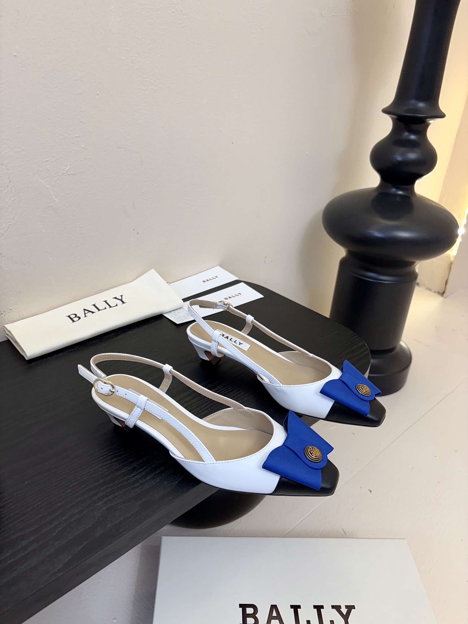 
Bally 芭利 25ss春夏新款 织带蝴蝶结 扣饰 粗跟 单鞋

款式新颖别致，采用方形头型设计 配