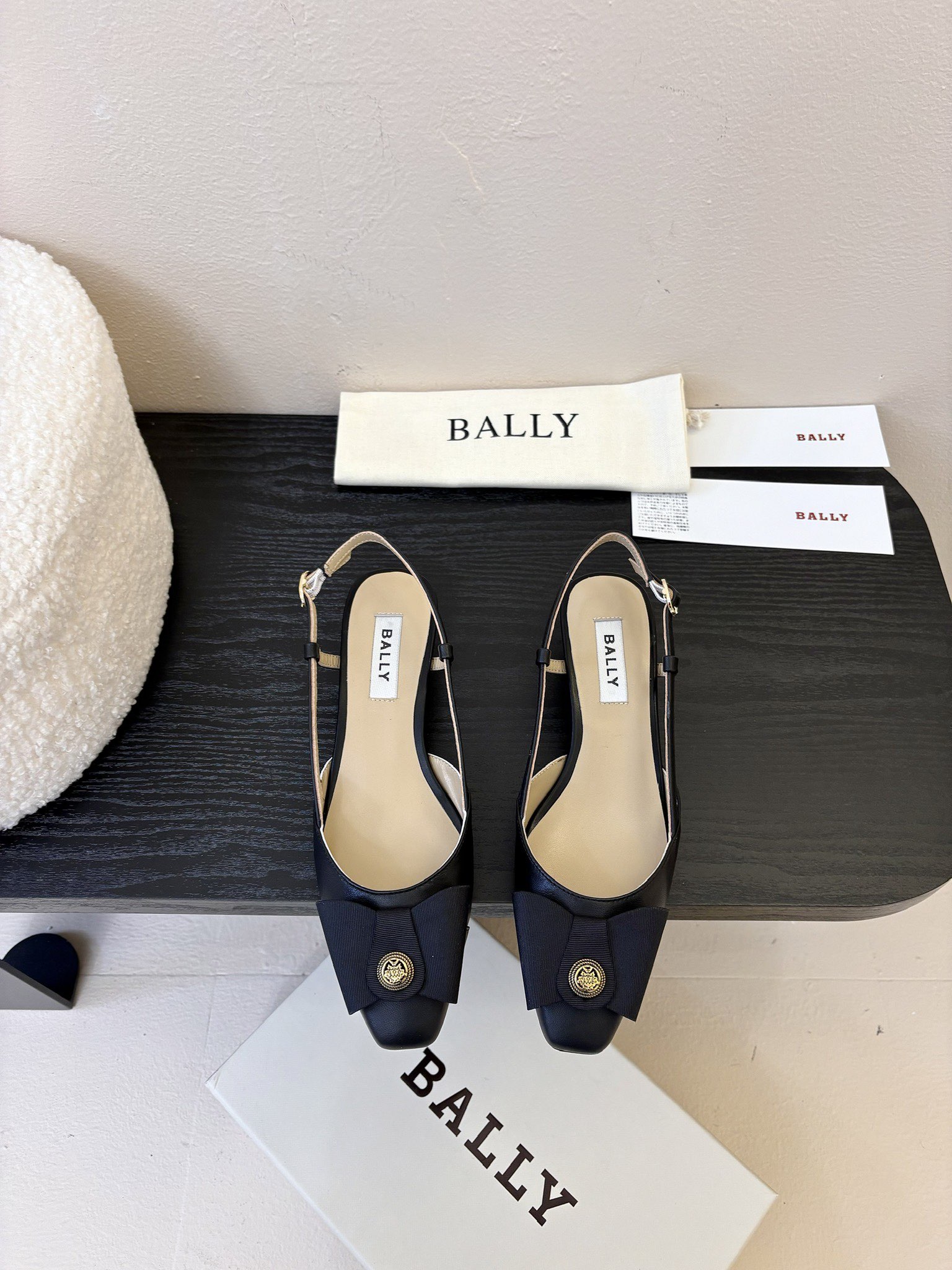 
Bally 芭利 25ss春夏新款 织带蝴蝶结 扣饰 粗跟 单鞋

款式新颖别致，采用方形头型设计 配