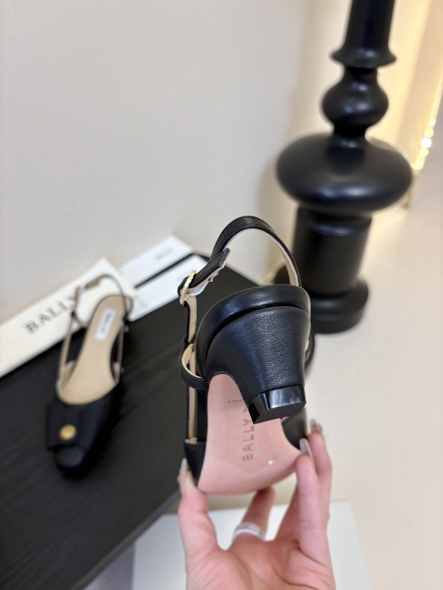 
Bally 芭利 25ss春夏新款 织带蝴蝶结 扣饰 粗跟 单鞋

款式新颖别致，采用方形头型设计 配