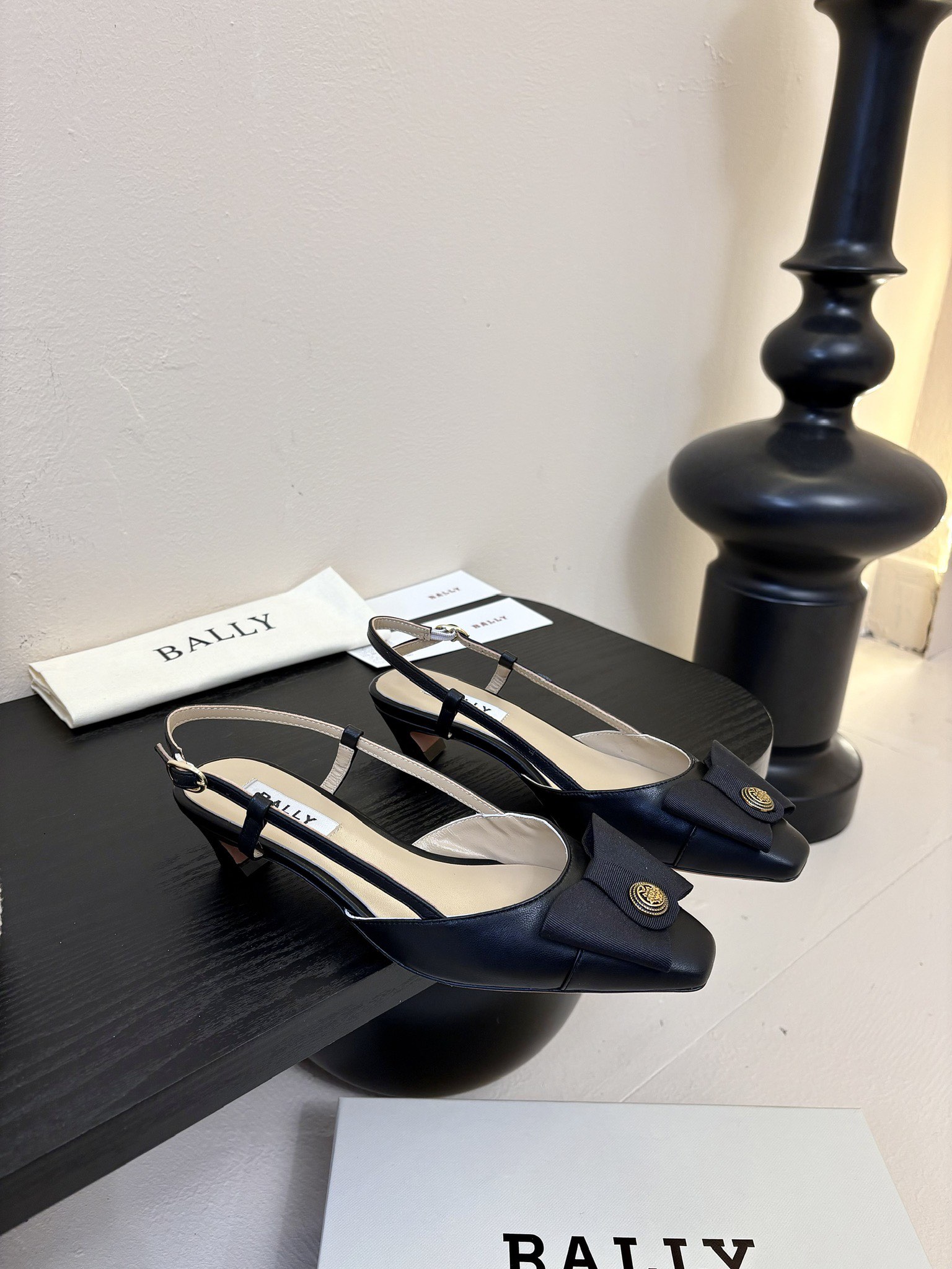 
Bally 芭利 25ss春夏新款 织带蝴蝶结 扣饰 粗跟 单鞋

款式新颖别致，采用方形头型设计 配