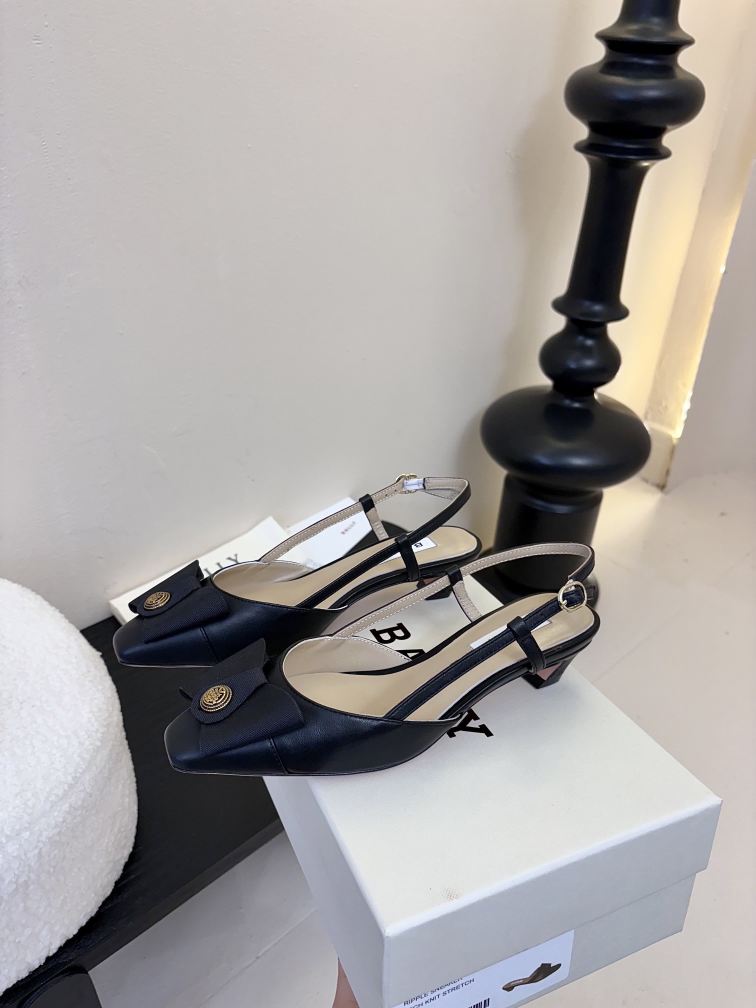 
Bally 芭利 25ss春夏新款 织带蝴蝶结 扣饰 粗跟 单鞋

款式新颖别致，采用方形头型设计 配