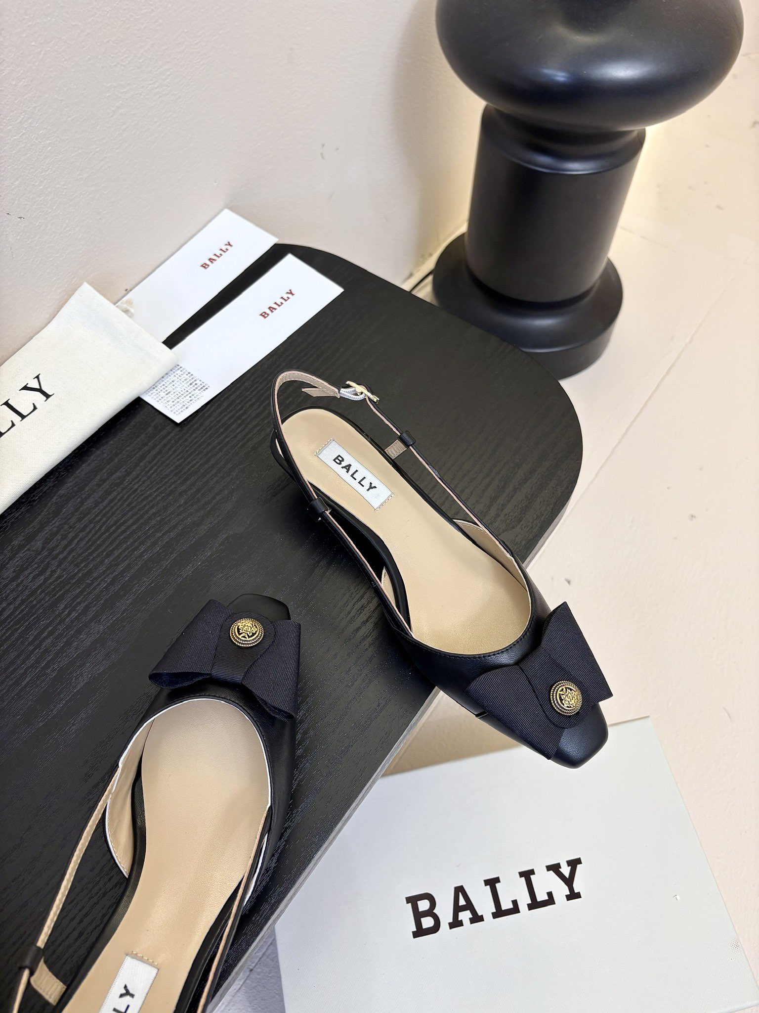 
Bally 芭利 25ss春夏新款 织带蝴蝶结 扣饰 粗跟 单鞋

款式新颖别致，采用方形头型设计 配