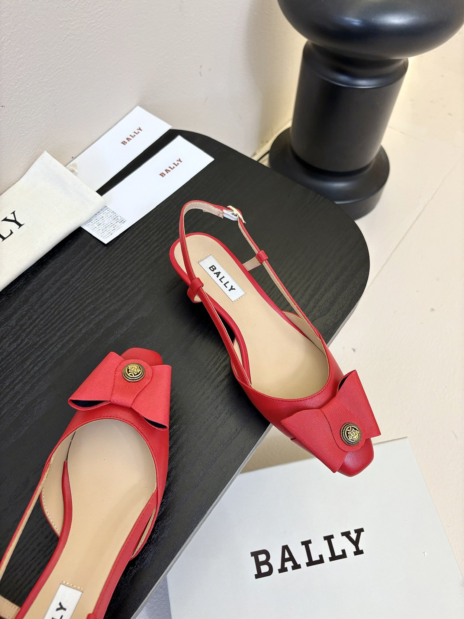 
Bally 芭利 25ss春夏新款 织带蝴蝶结 扣饰 粗跟 单鞋

款式新颖别致，采用方形头型设计 配