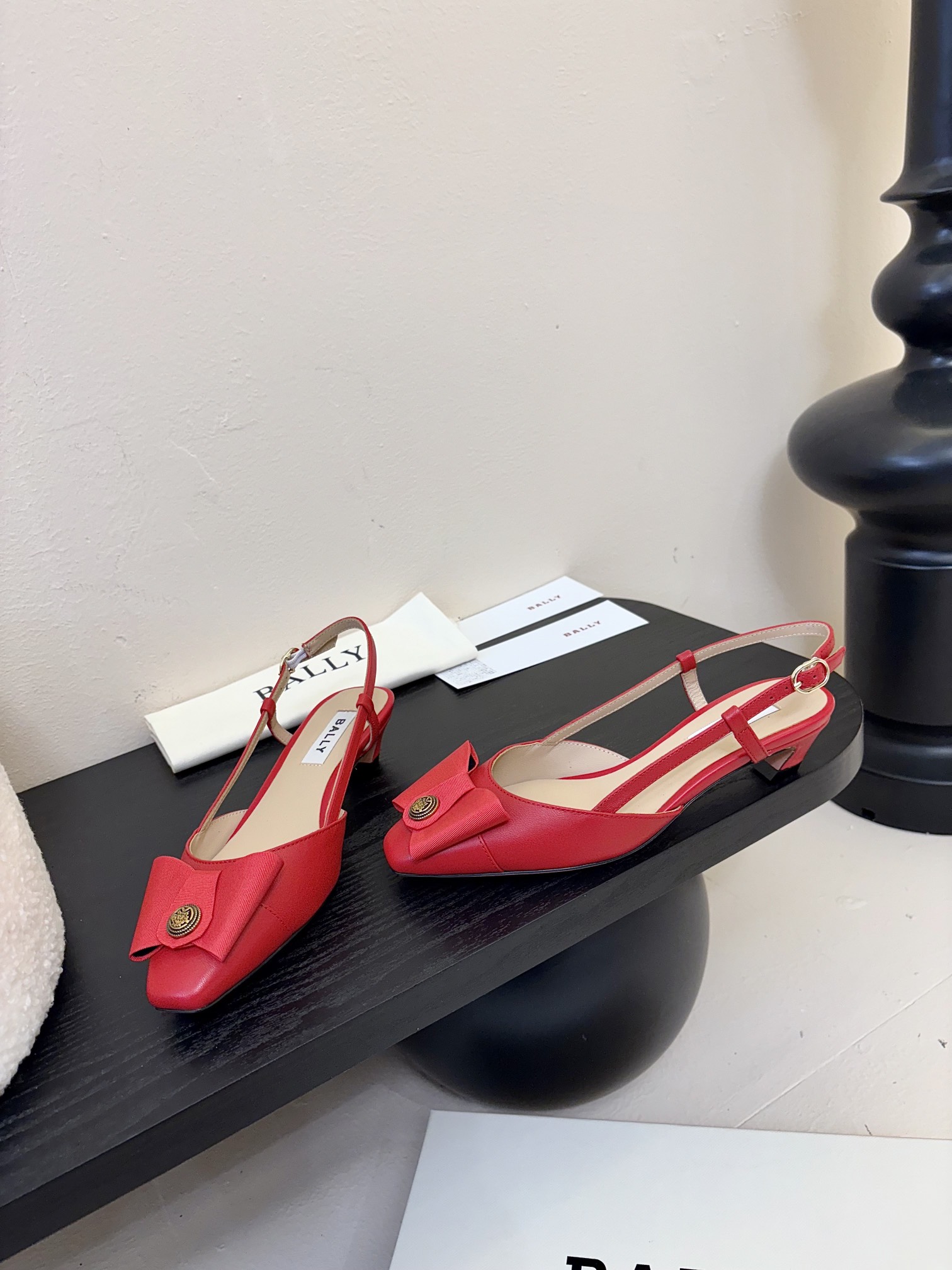 
Bally 芭利 25ss春夏新款 织带蝴蝶结 扣饰 粗跟 单鞋

款式新颖别致，采用方形头型设计 配