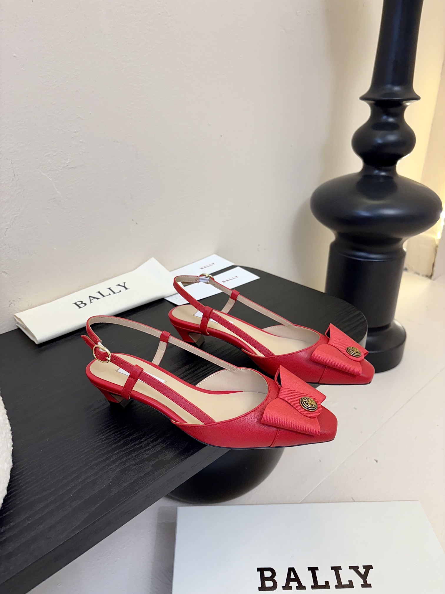
Bally 芭利 25ss春夏新款 织带蝴蝶结 扣饰 粗跟 单鞋

款式新颖别致，采用方形头型设计 配