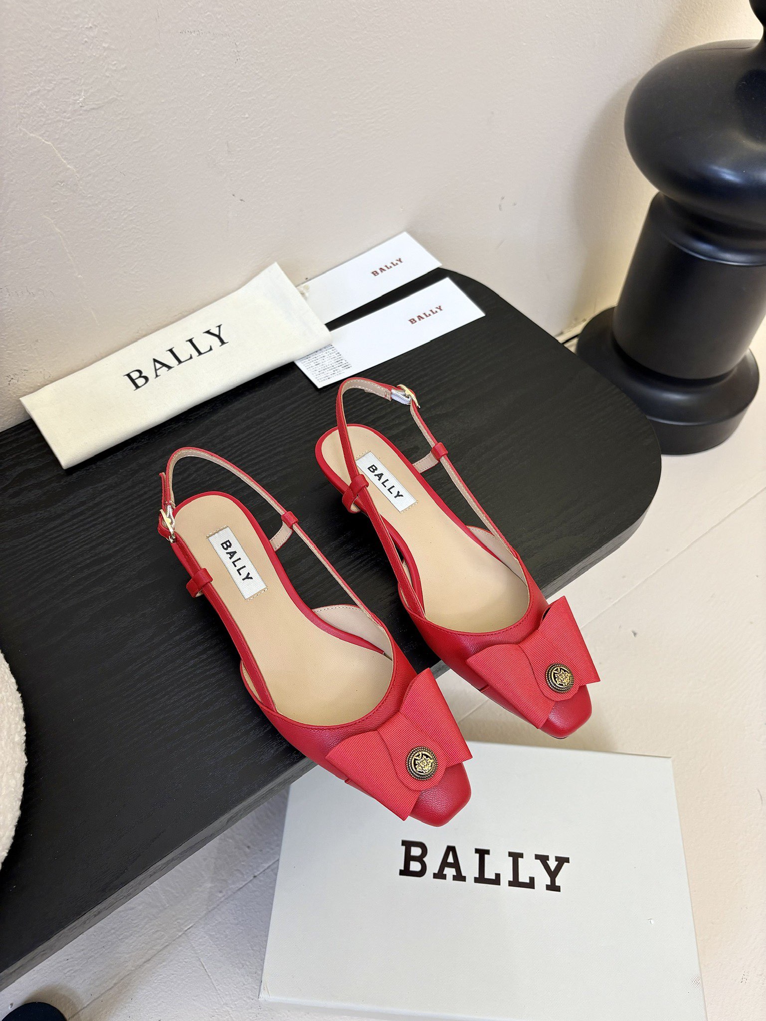 
Bally 芭利 25ss春夏新款 织带蝴蝶结 扣饰 粗跟 单鞋

款式新颖别致，采用方形头型设计 配