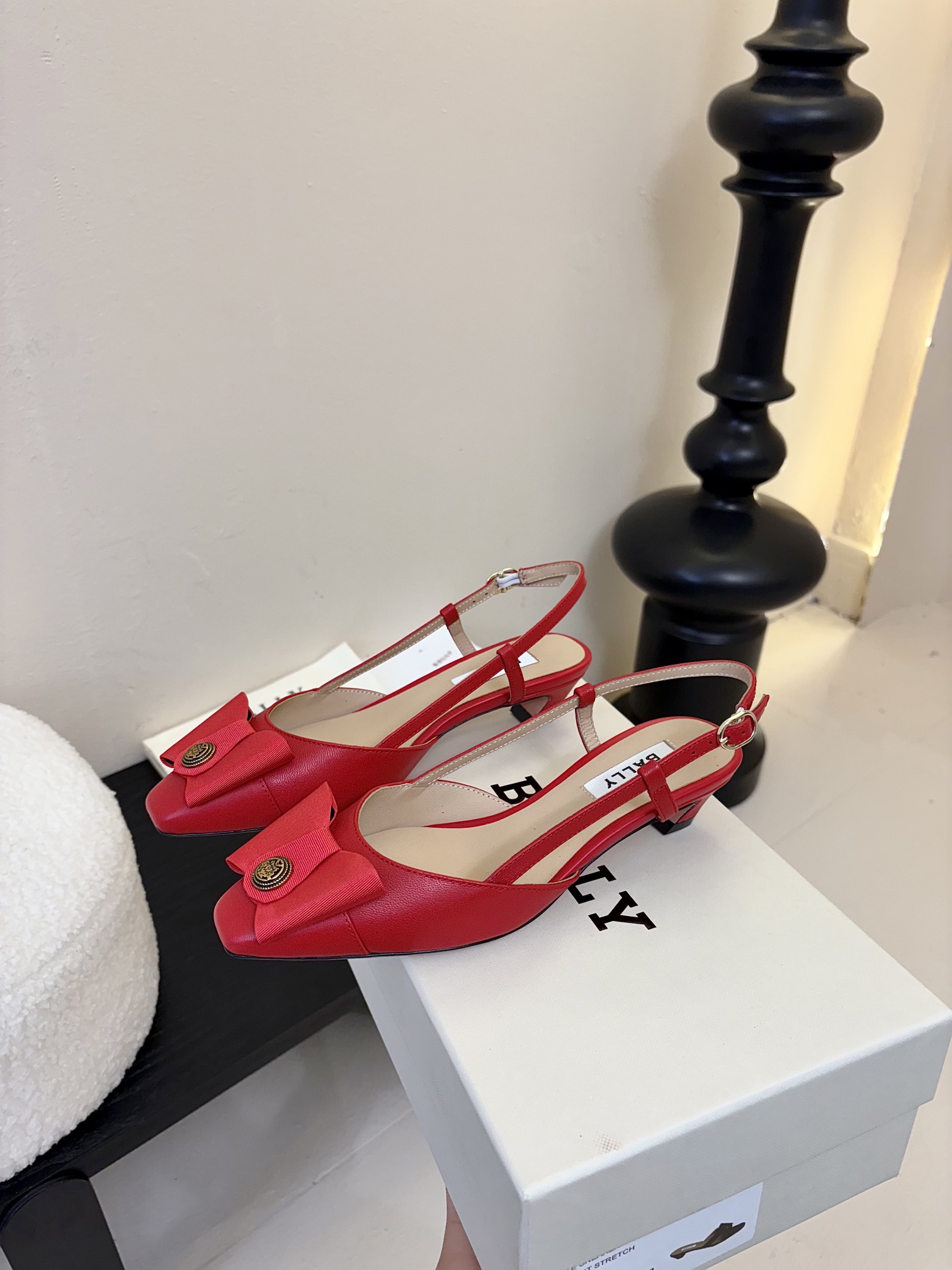 
Bally 芭利 25ss春夏新款 织带蝴蝶结 扣饰 粗跟 单鞋

款式新颖别致，采用方形头型设计 配