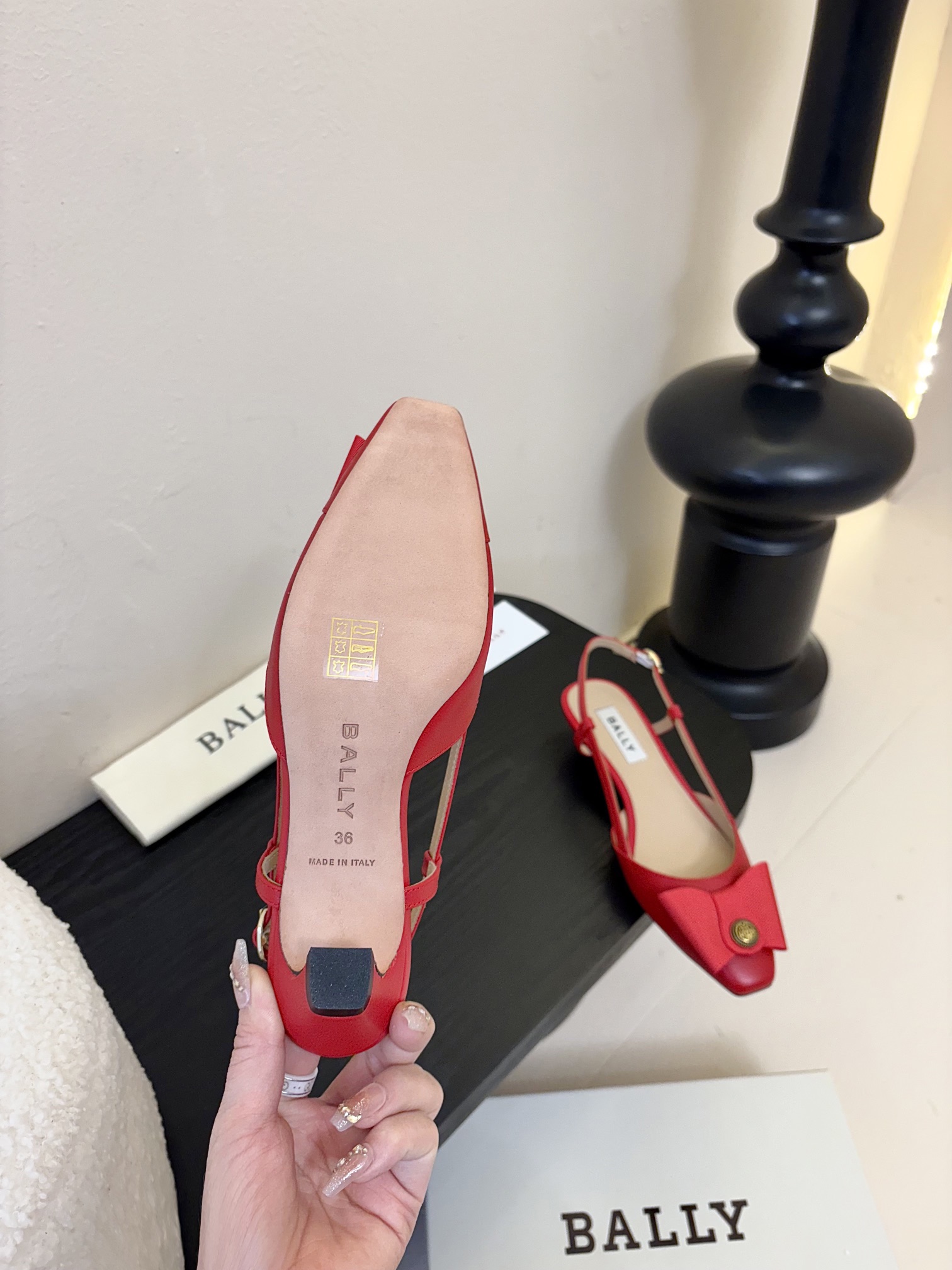 
Bally 芭利 25ss春夏新款 织带蝴蝶结 扣饰 粗跟 单鞋

款式新颖别致，采用方形头型设计 配