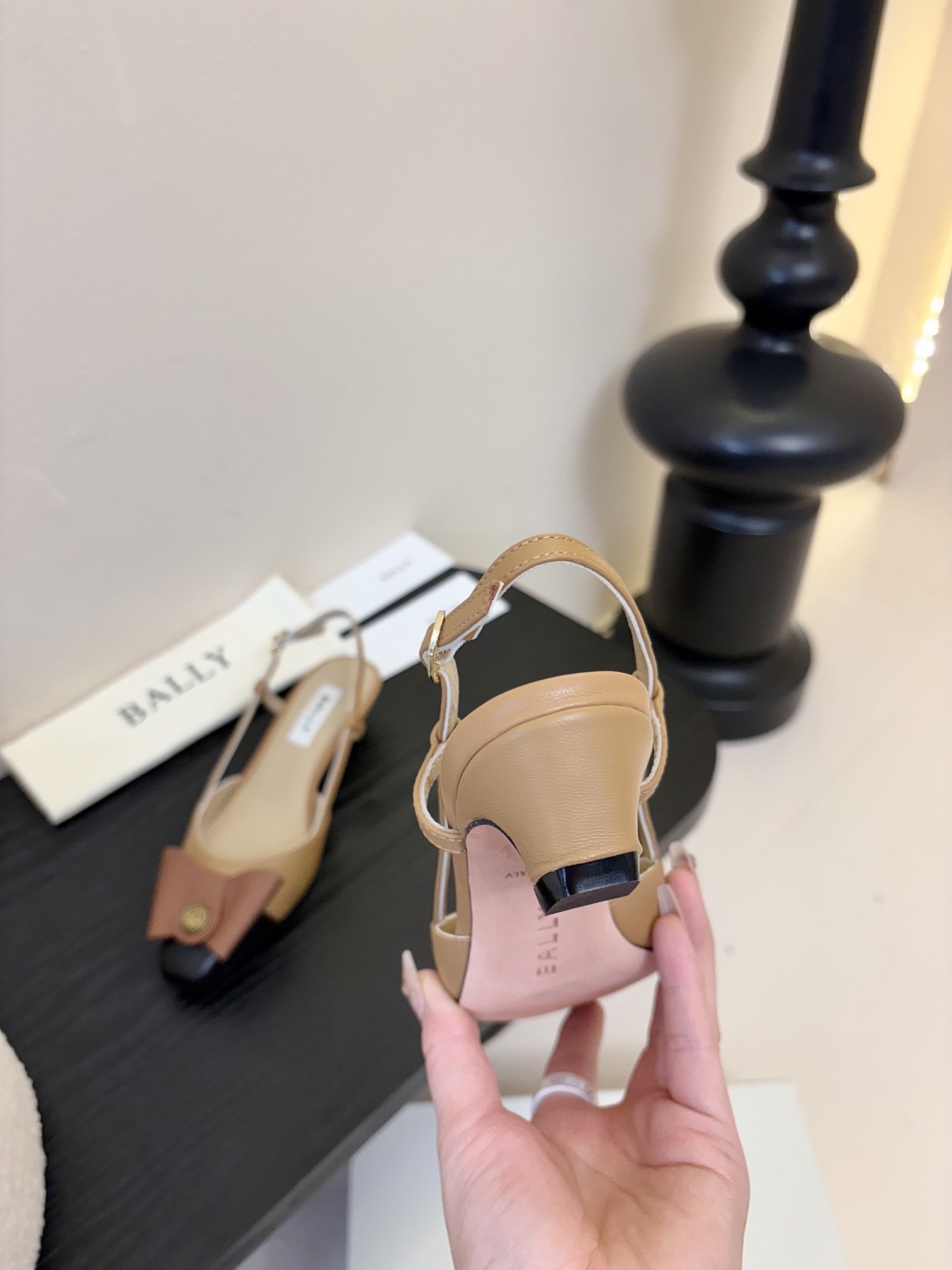 
Bally 芭利 25ss春夏新款 织带蝴蝶结 扣饰 粗跟 单鞋

款式新颖别致，采用方形头型设计 配