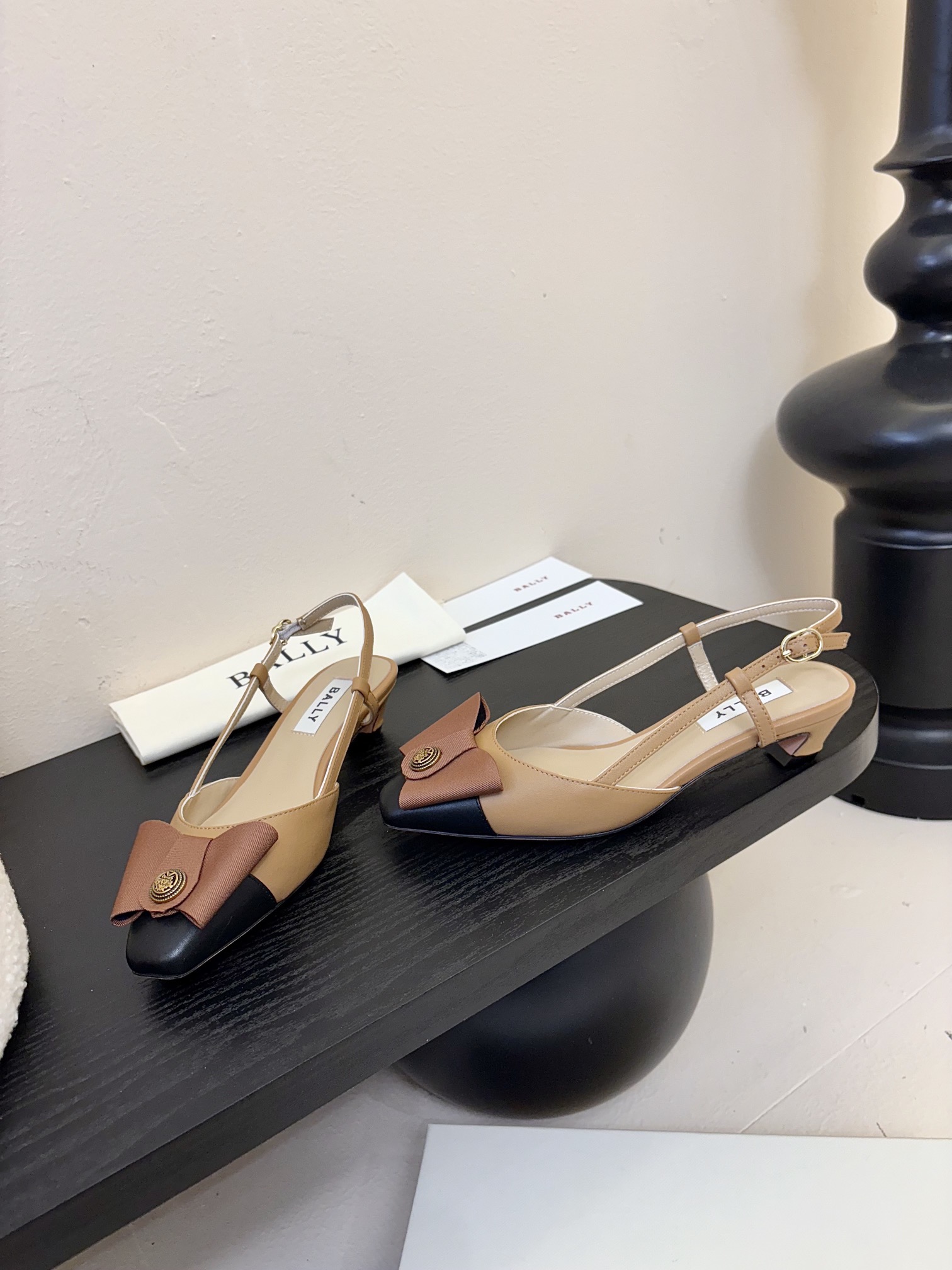 
Bally 芭利 25ss春夏新款 织带蝴蝶结 扣饰 粗跟 单鞋

款式新颖别致，采用方形头型设计 配