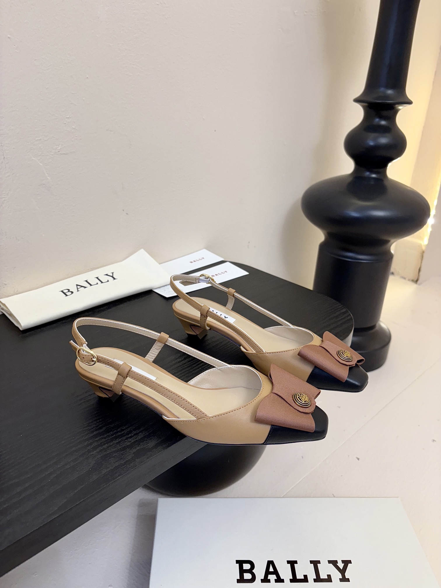 
Bally 芭利 25ss春夏新款 织带蝴蝶结 扣饰 粗跟 单鞋

款式新颖别致，采用方形头型设计 配