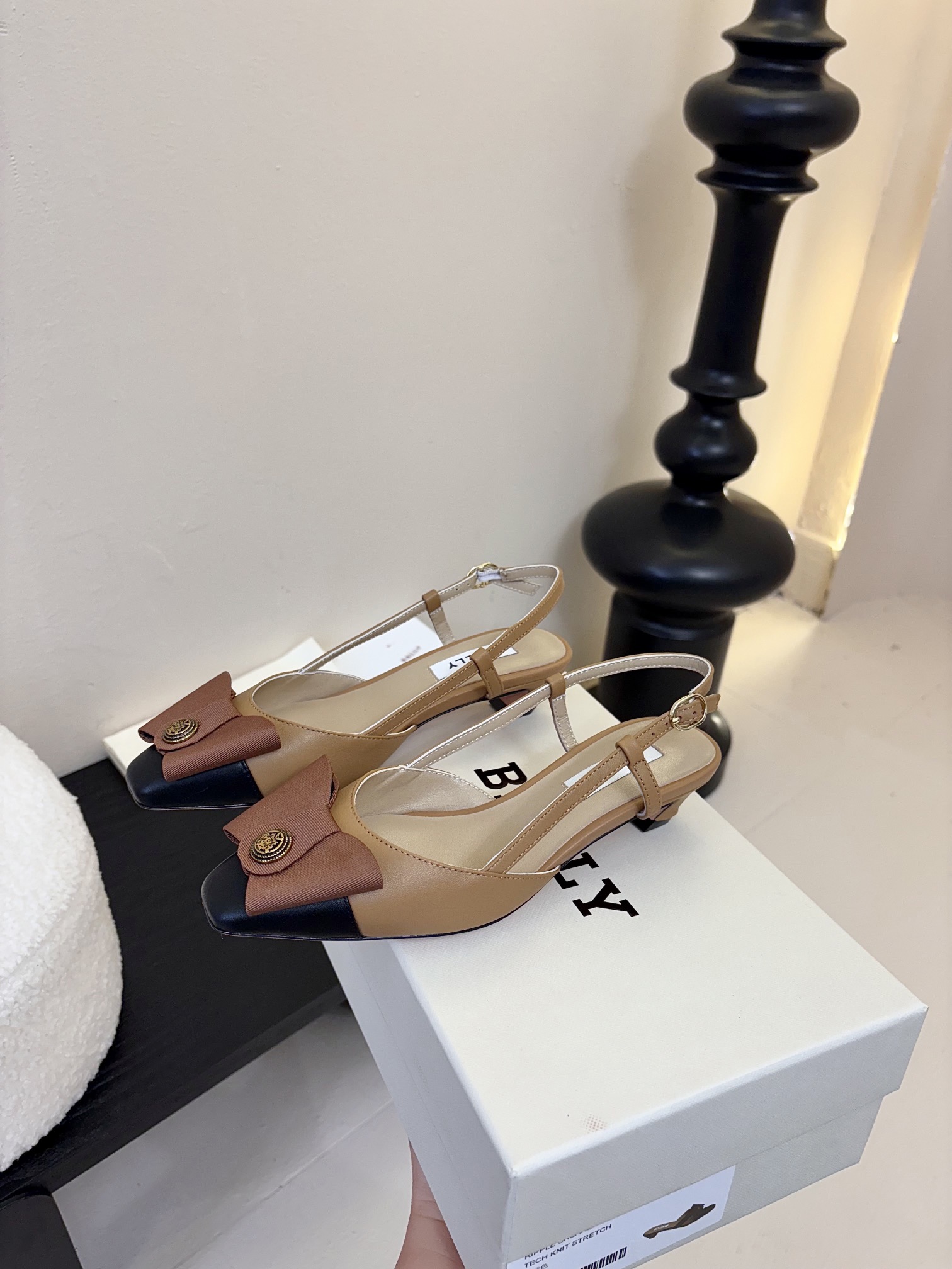 
Bally 芭利 25ss春夏新款 织带蝴蝶结 扣饰 粗跟 单鞋

款式新颖别致，采用方形头型设计 配