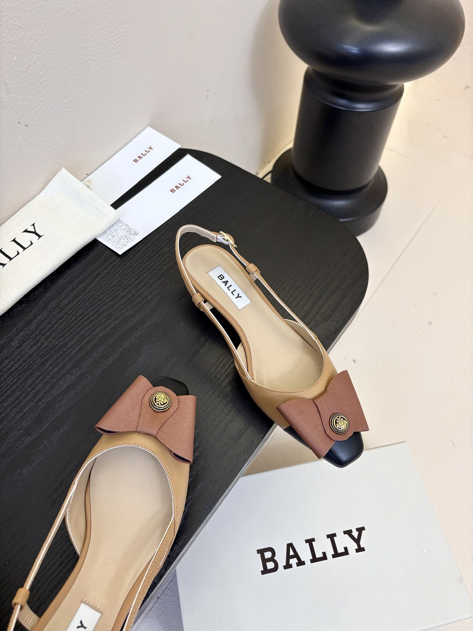 
Bally 芭利 25ss春夏新款 织带蝴蝶结 扣饰 粗跟 单鞋

款式新颖别致，采用方形头型设计 配