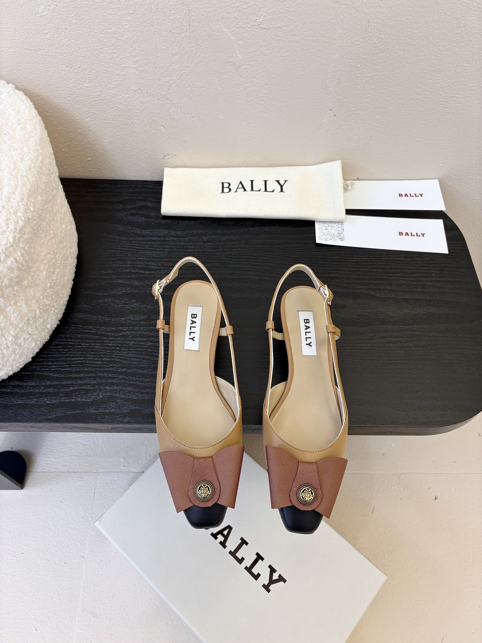 
Bally 芭利 25ss春夏新款 织带蝴蝶结 扣饰 粗跟 单鞋

款式新颖别致，采用方形头型设计 配
