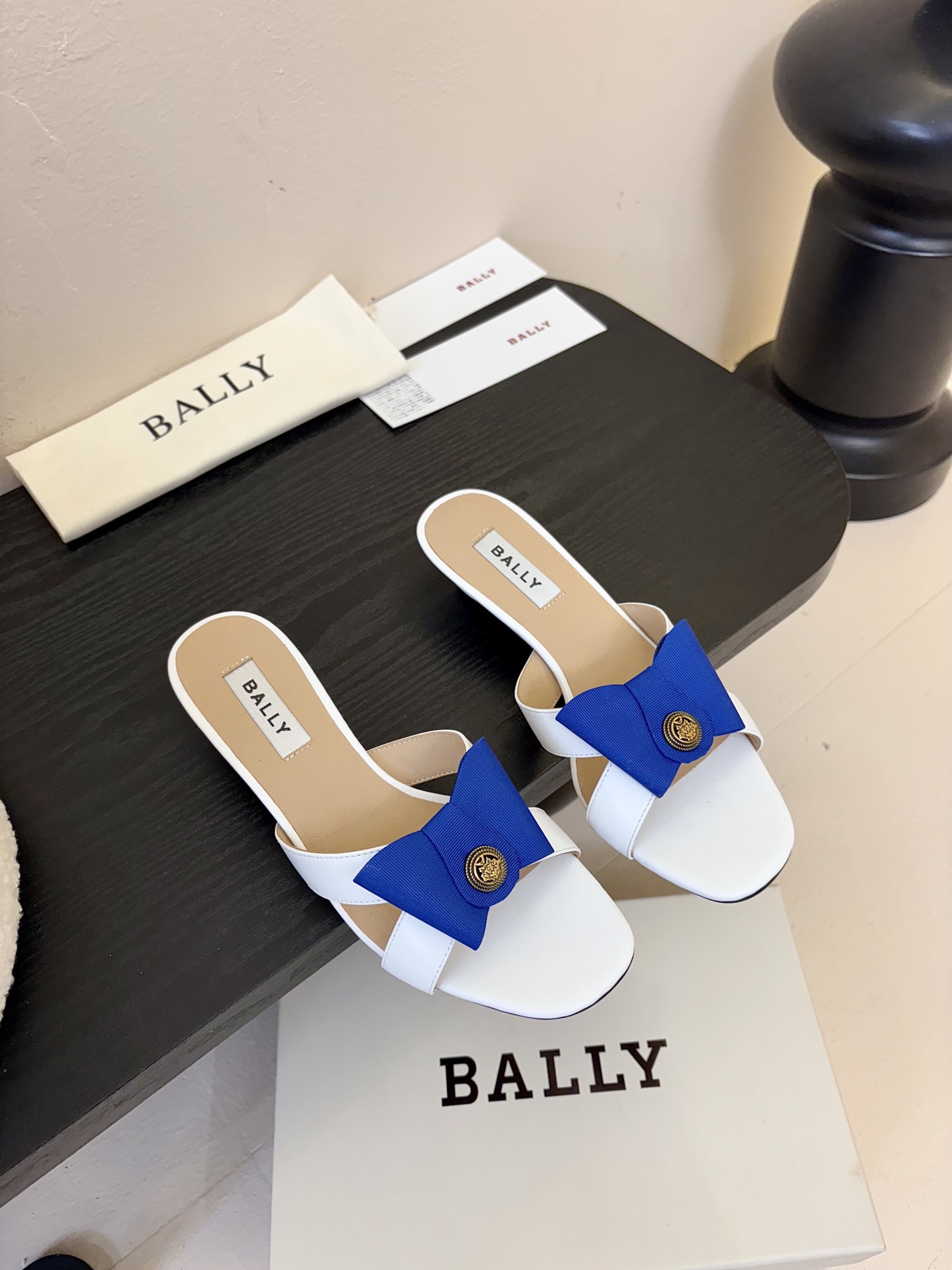 
Bally 芭利 25ss春夏新款 织带蝴蝶结 扣饰 粗跟 单鞋

款式新颖别致，采用方形头型设计 配