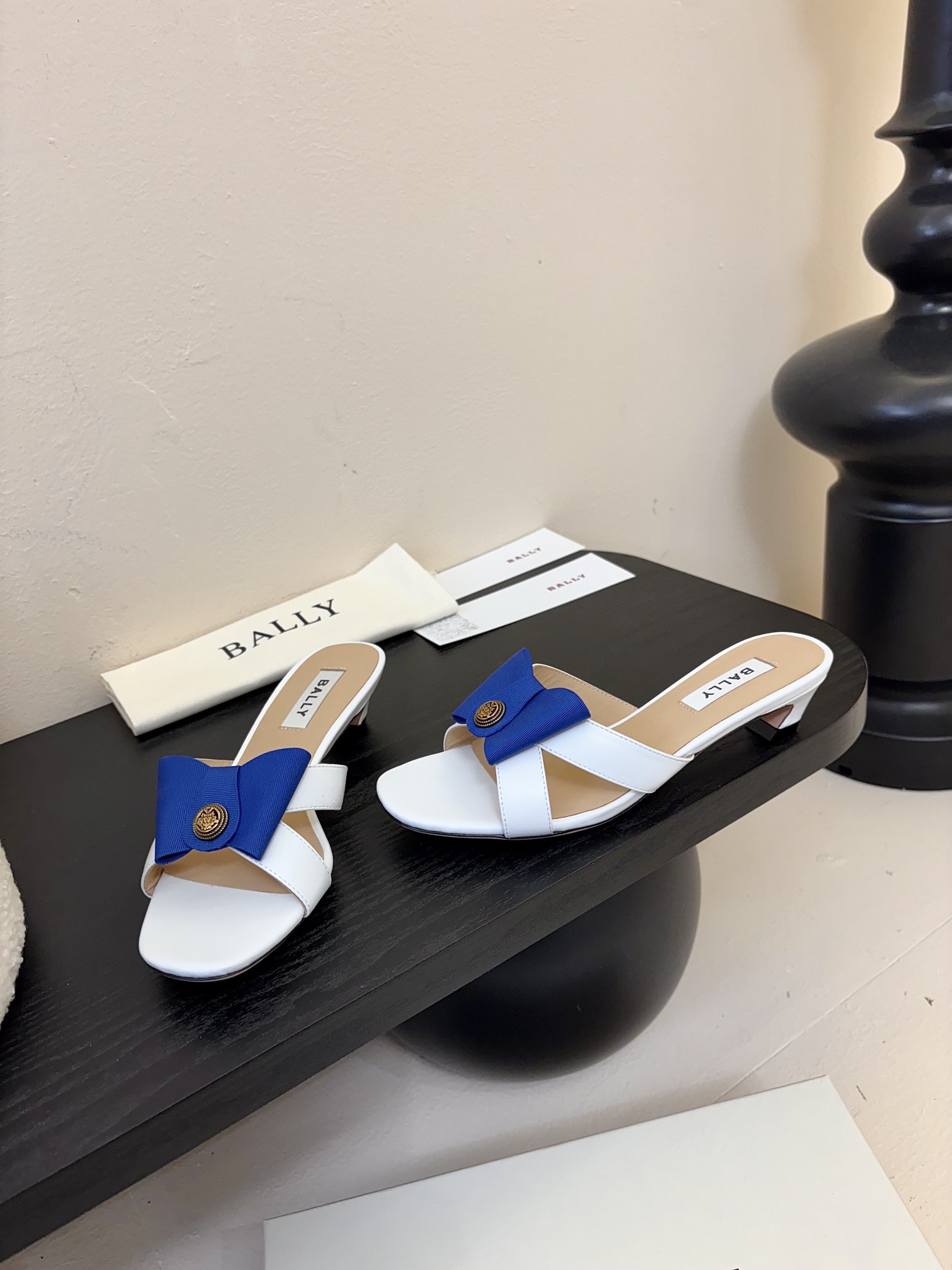 
Bally 芭利 25ss春夏新款 织带蝴蝶结 扣饰 粗跟 单鞋

款式新颖别致，采用方形头型设计 配