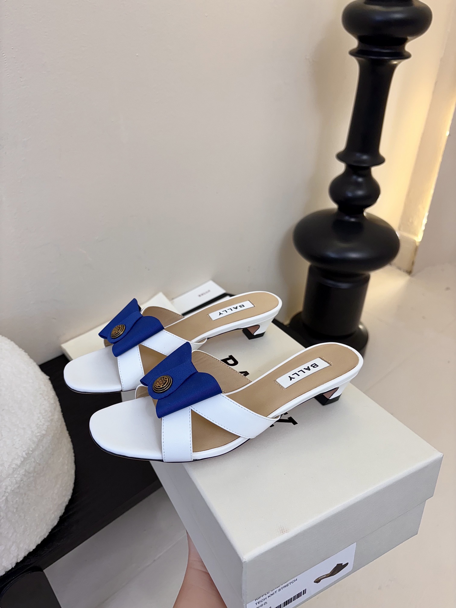 
Bally 芭利 25ss春夏新款 织带蝴蝶结 扣饰 粗跟 单鞋

款式新颖别致，采用方形头型设计 配