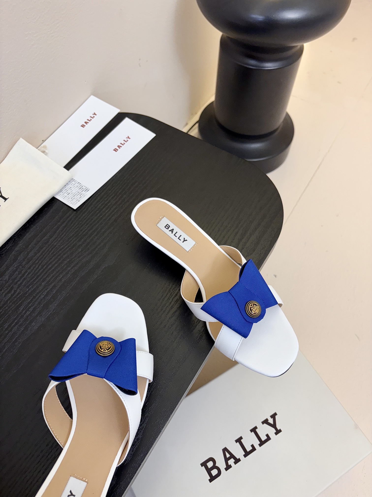 
Bally 芭利 25ss春夏新款 织带蝴蝶结 扣饰 粗跟 单鞋

款式新颖别致，采用方形头型设计 配