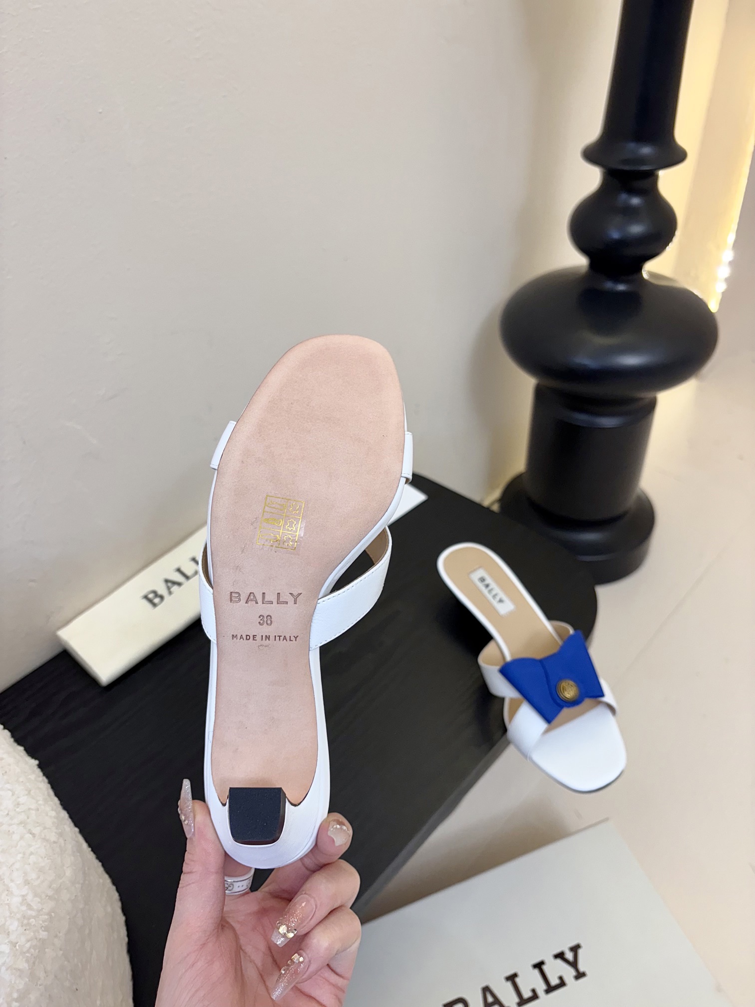 
Bally 芭利 25ss春夏新款 织带蝴蝶结 扣饰 粗跟 单鞋

款式新颖别致，采用方形头型设计 配